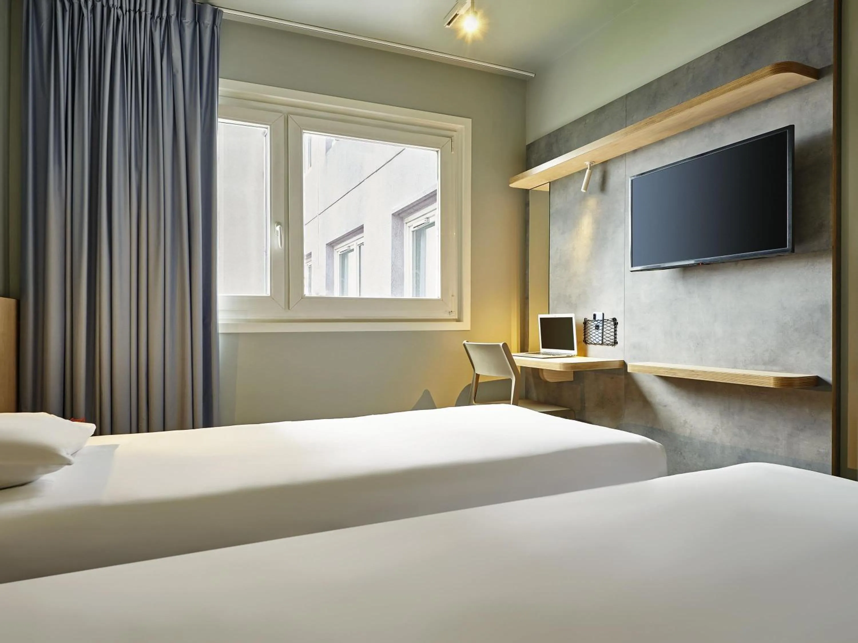 Bedroom, Bed in ibis budget Paris Porte d'Aubervilliers