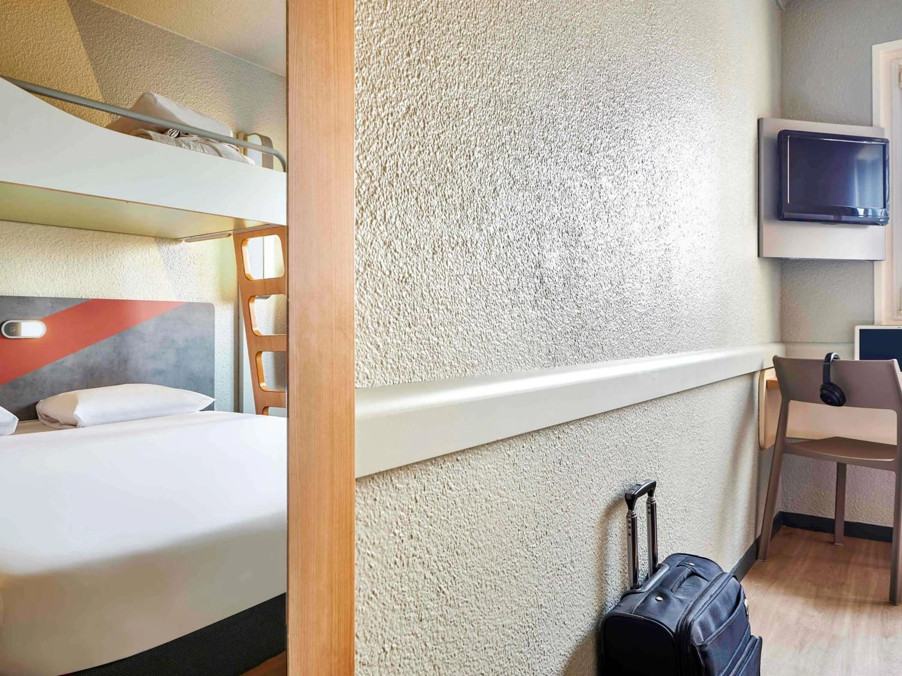 Bedroom, Bed in ibis budget Paris Porte d'Aubervilliers