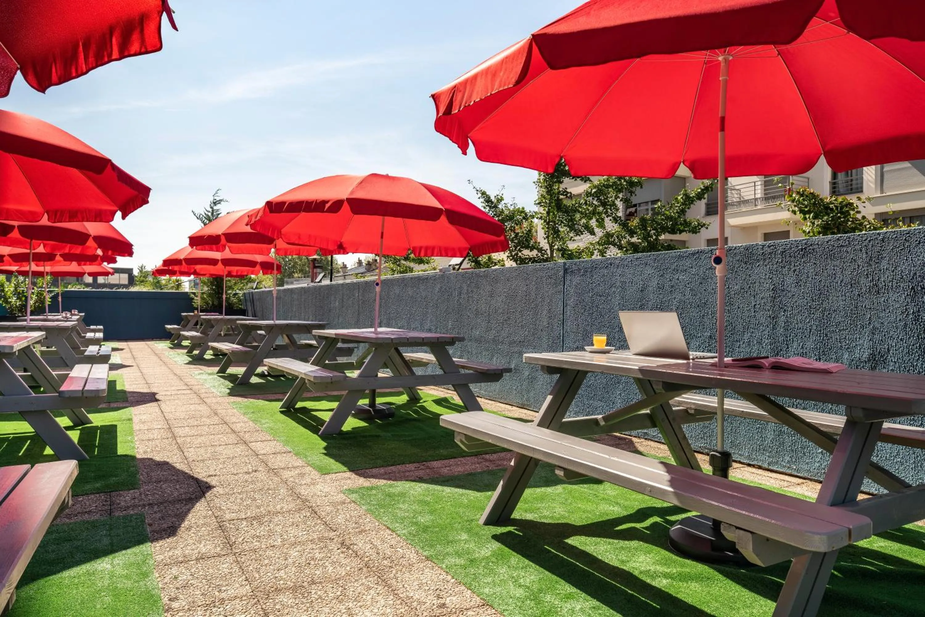 Patio in ibis budget Paris Porte d'Aubervilliers