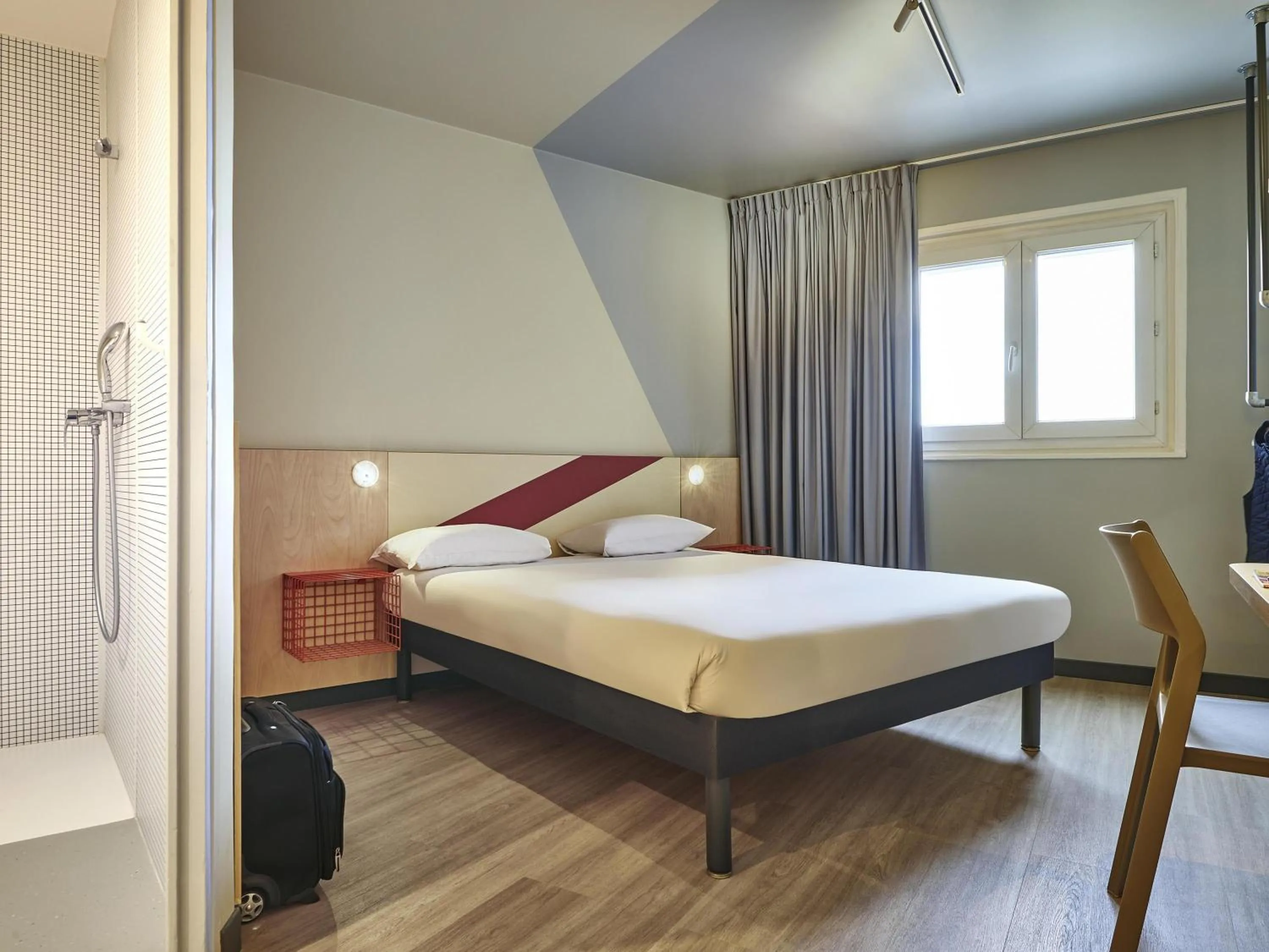 Bedroom, Bed in ibis budget Paris Porte d'Aubervilliers