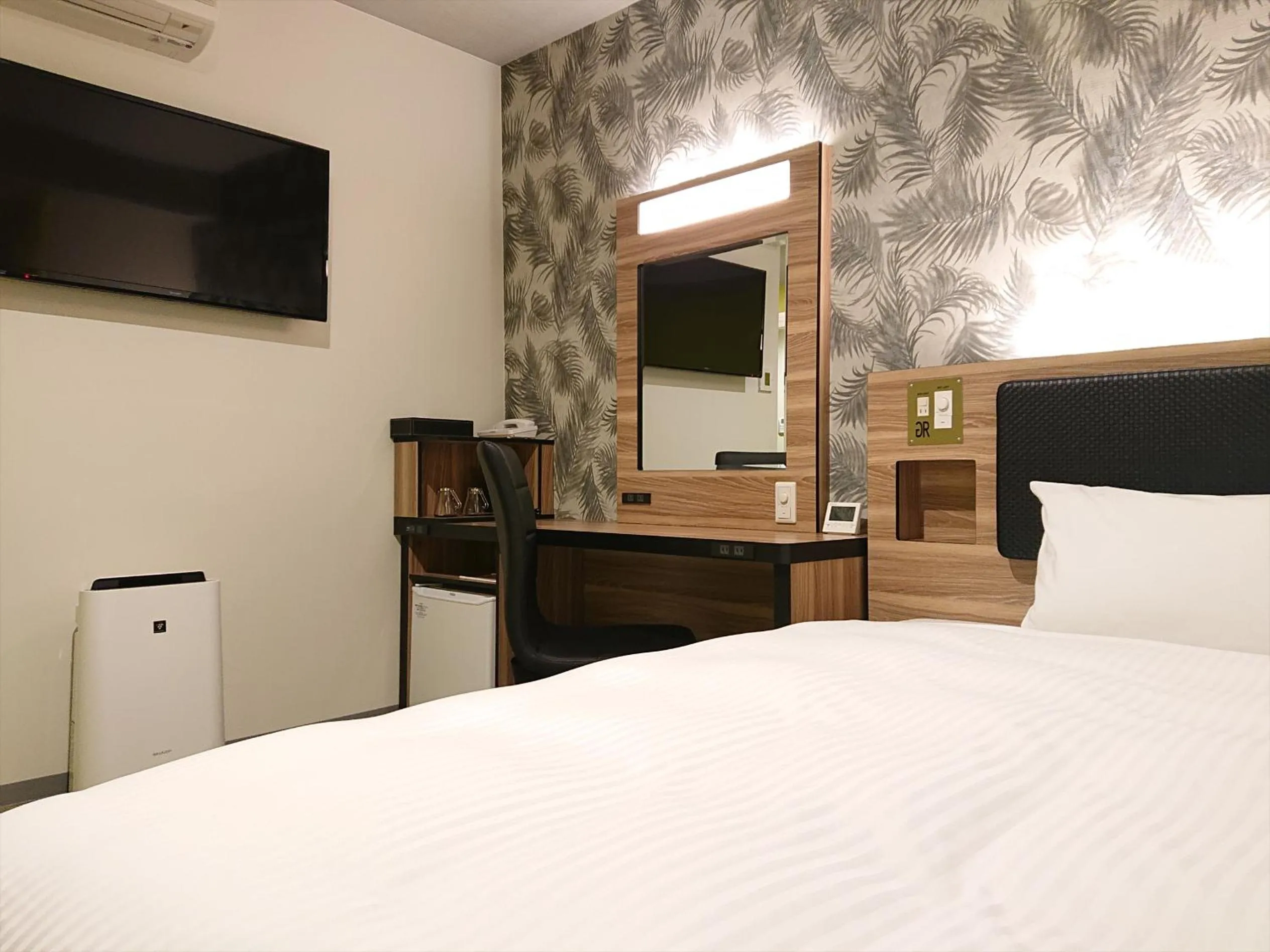 Bed in Green Rich Hotel Okinawa Nago (Artificial hot spring Futamata Yunohana)