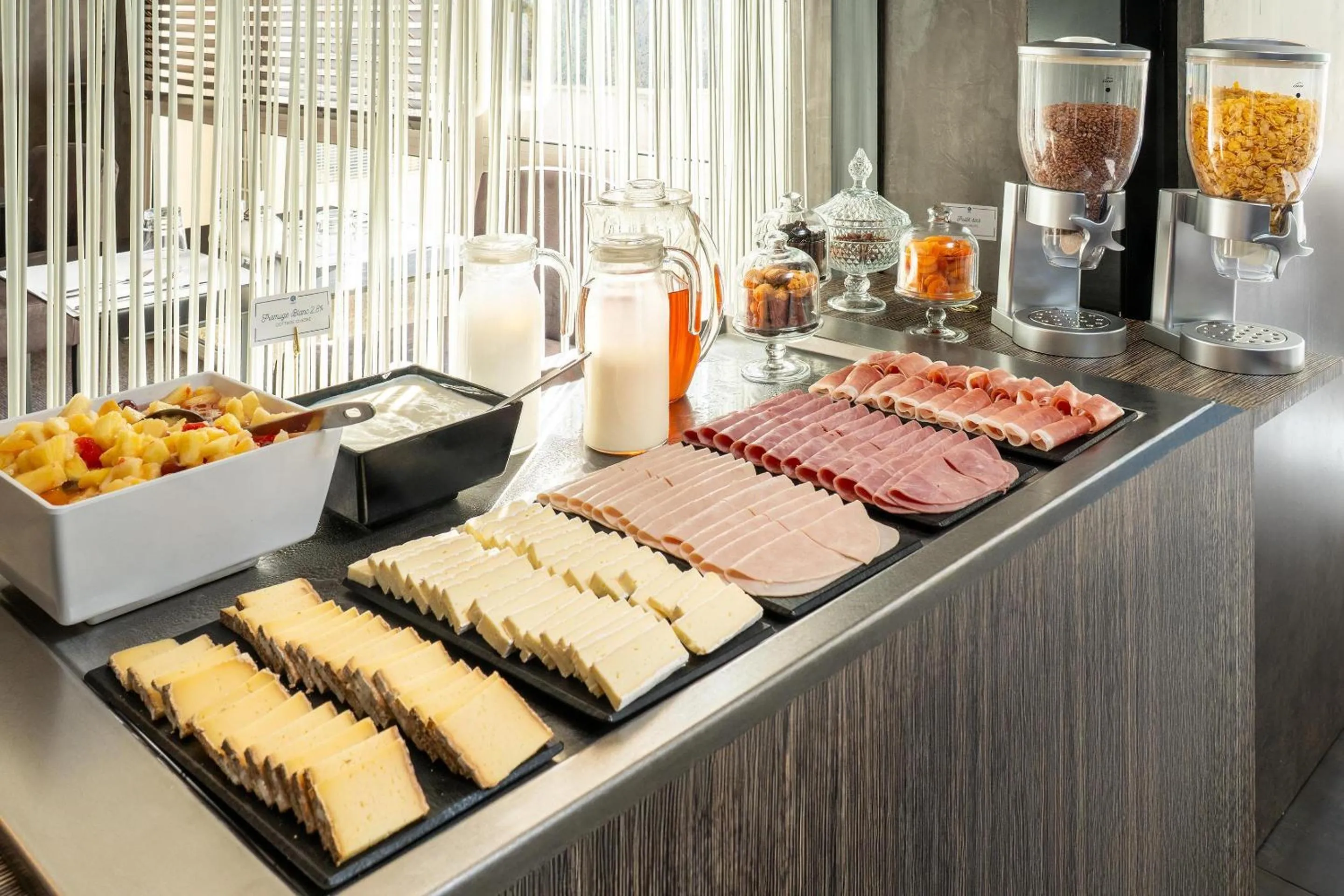 Breakfast in Urban Hotel & Spa Aix-les-Bains - BW Signature Collection