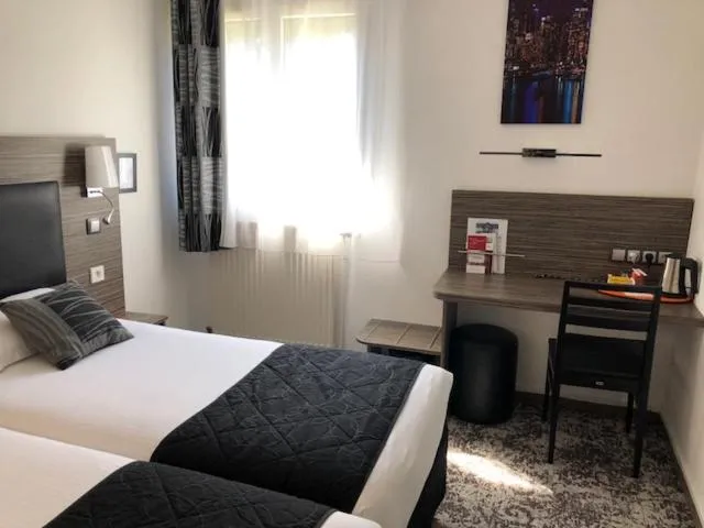 Photo of the whole room, Bed in The Originals City Hôtel, Aéroport Beauvais