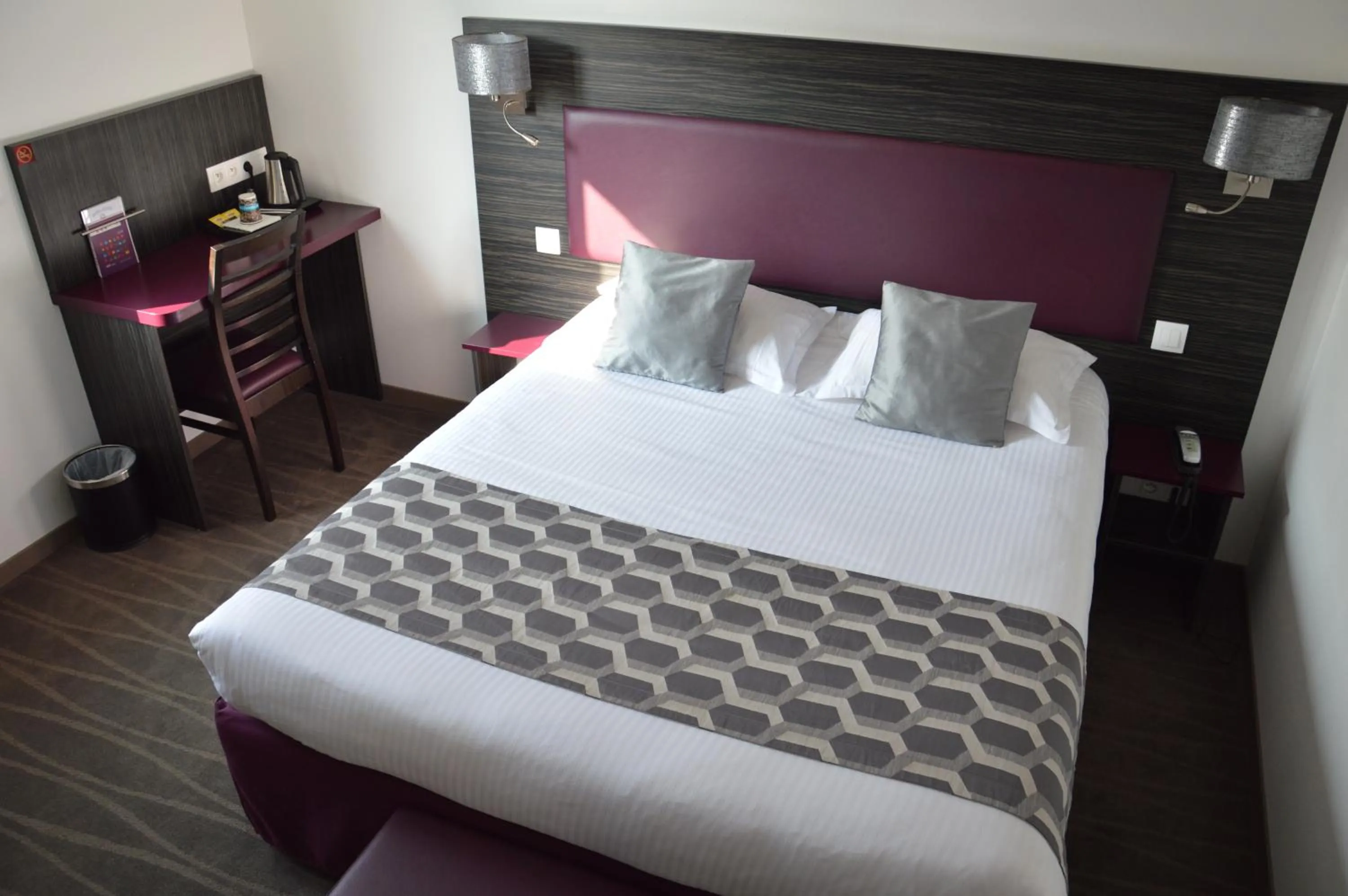 Photo of the whole room, Bed in The Originals City Hôtel, Aéroport Beauvais