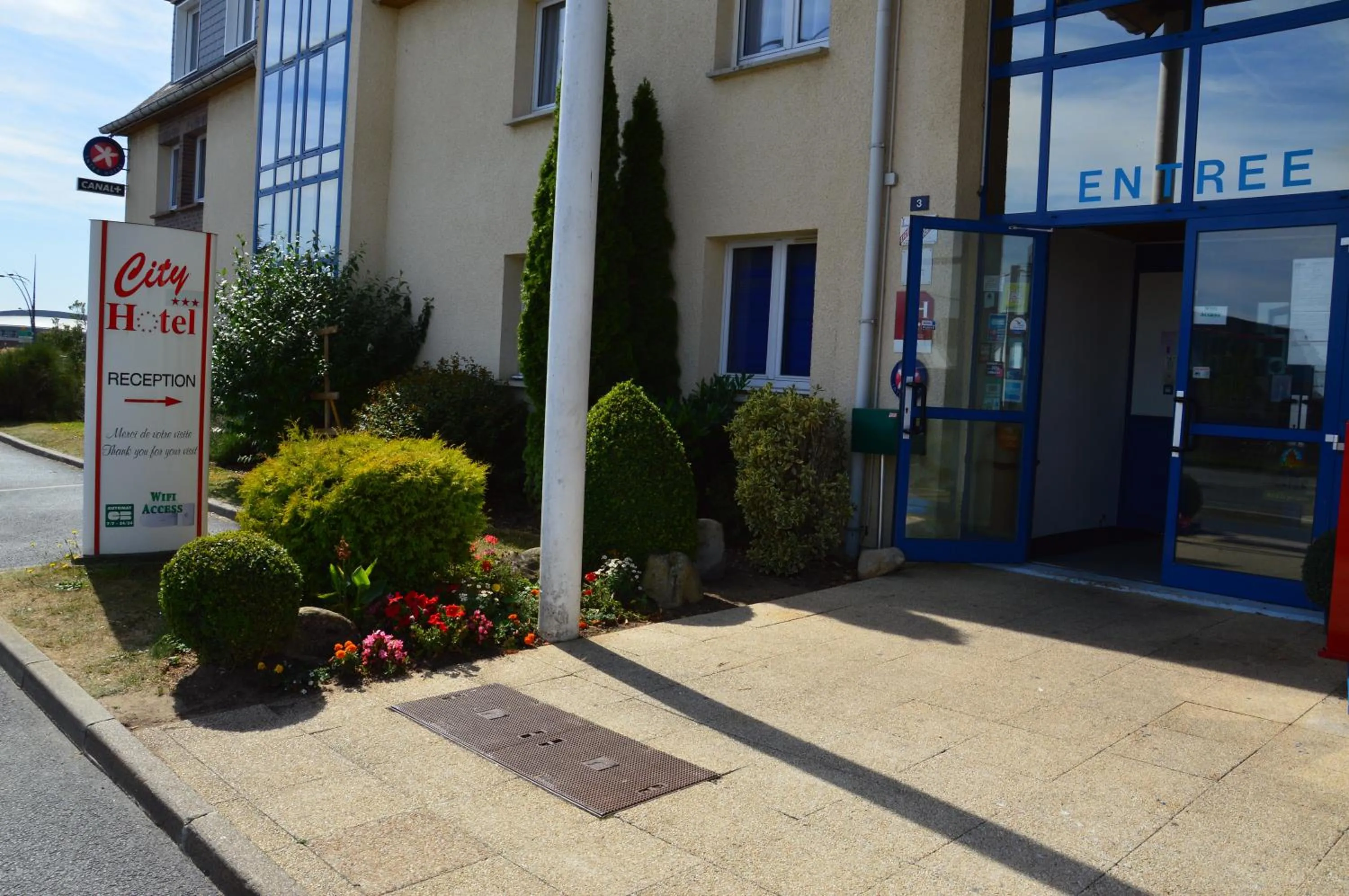 Facade/entrance in The Originals City Hôtel, Aéroport Beauvais