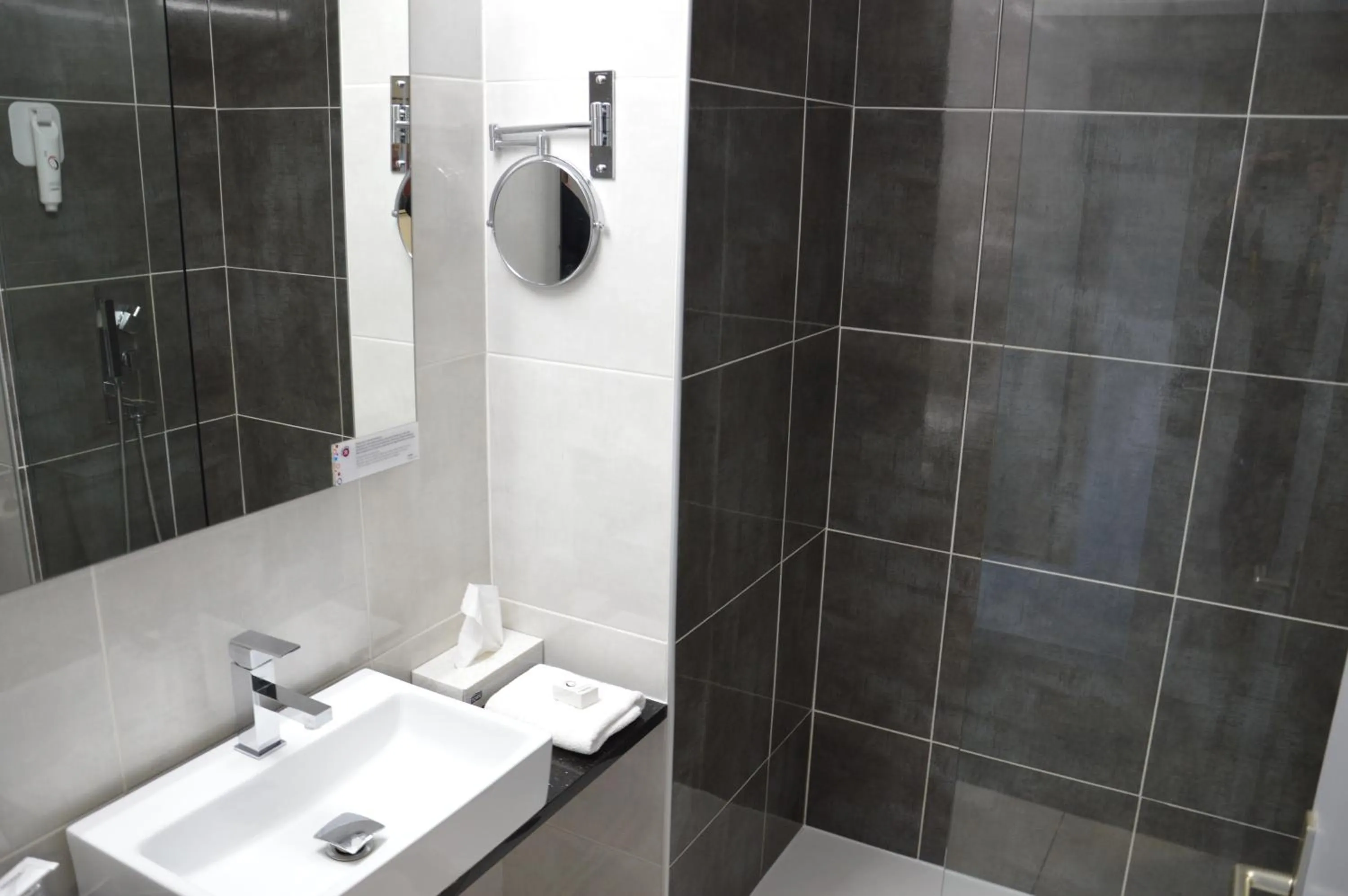 Bathroom in The Originals City Hôtel, Aéroport Beauvais