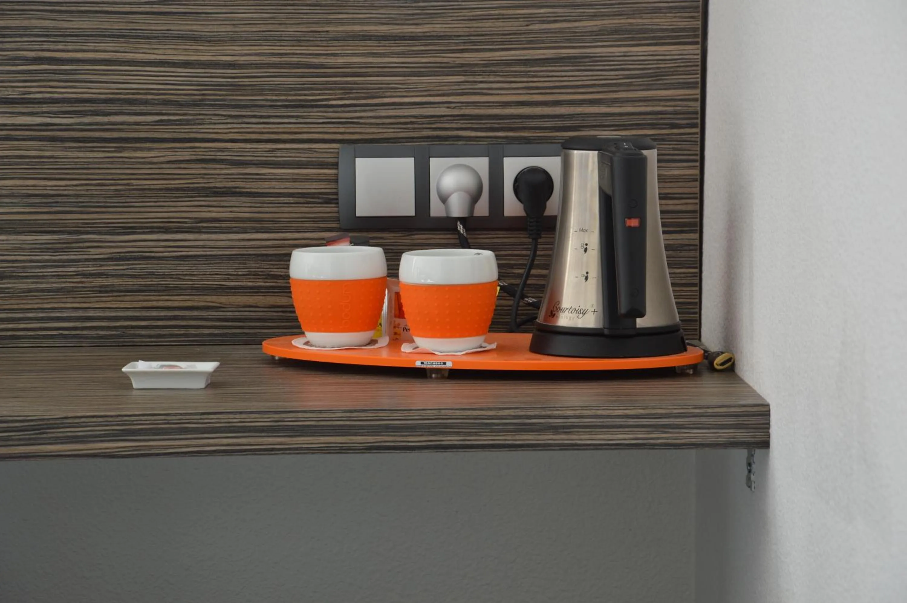 Coffee/tea facilities in The Originals City Hôtel, Aéroport Beauvais