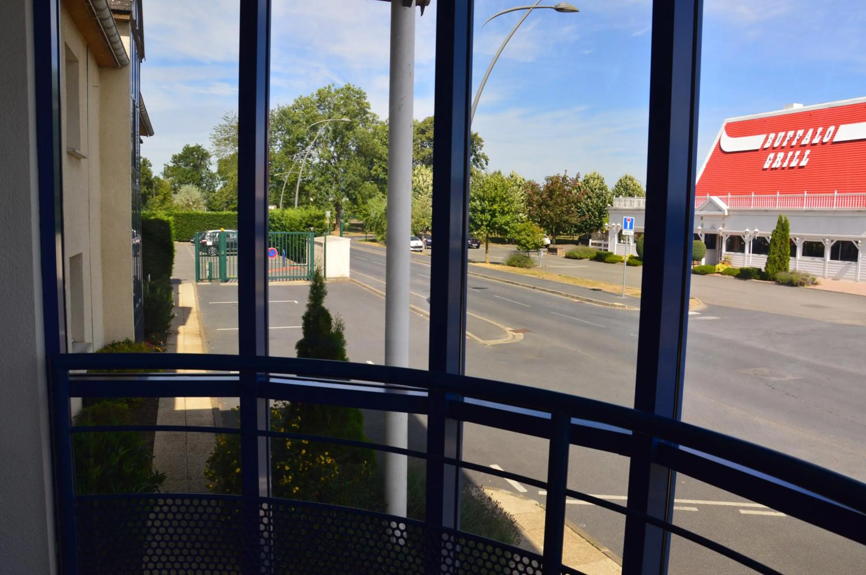 Street view in The Originals City Hôtel, Aéroport Beauvais