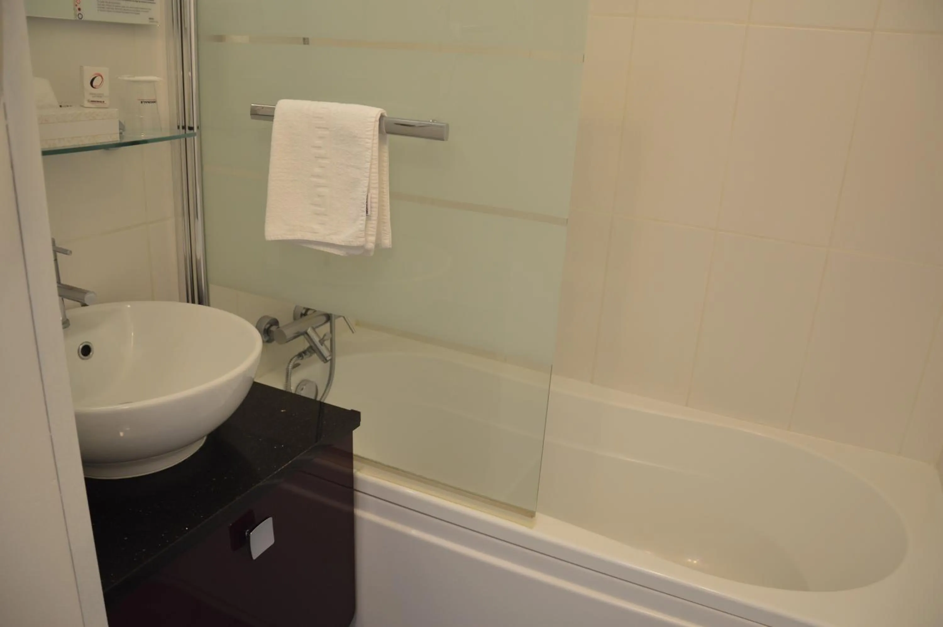 Bathroom in The Originals City Hôtel, Aéroport Beauvais