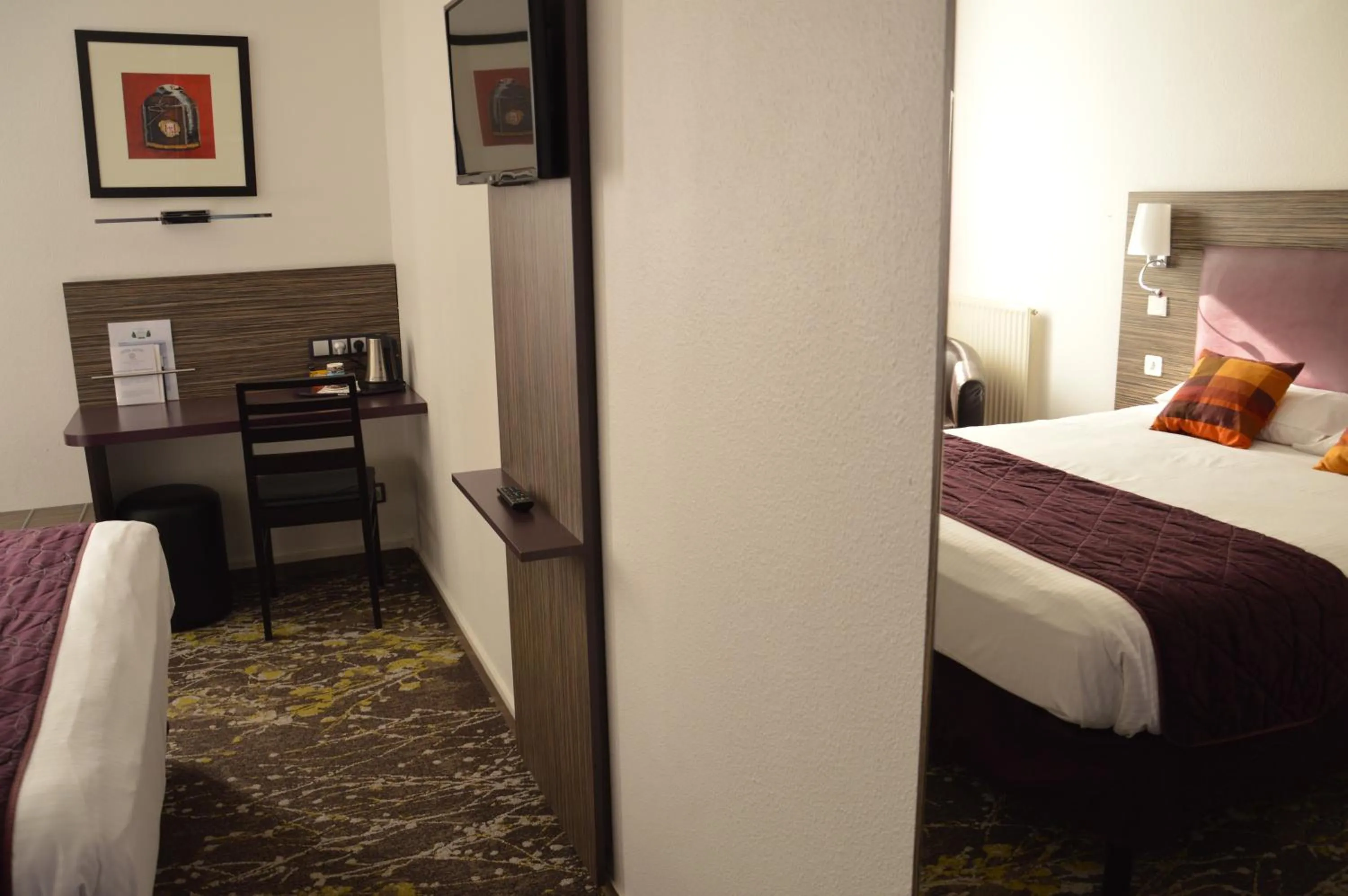 Photo of the whole room, Bed in The Originals City Hôtel, Aéroport Beauvais