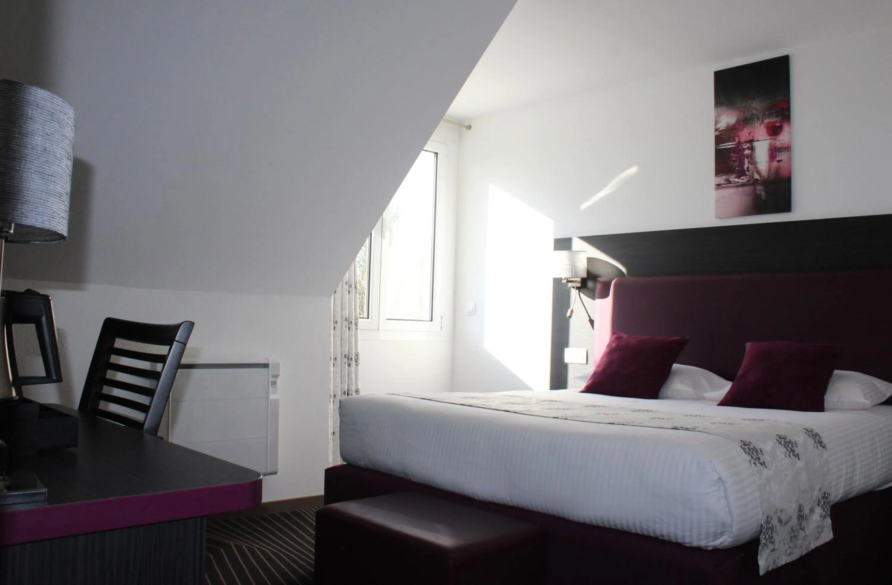 Photo of the whole room, Bed in The Originals City Hôtel, Aéroport Beauvais