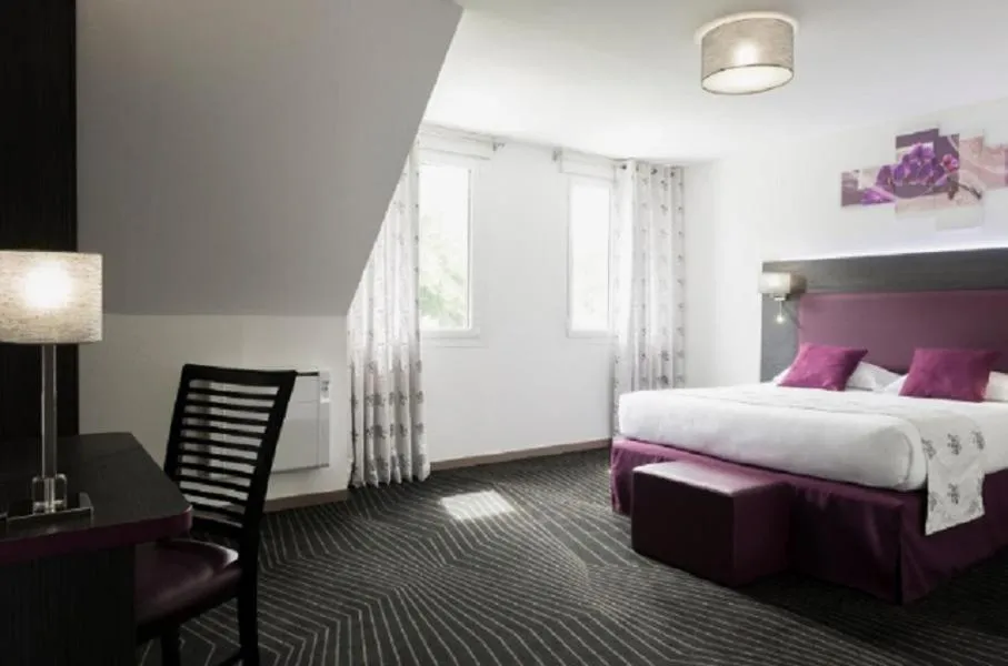 Photo of the whole room, Bed in The Originals City Hôtel, Aéroport Beauvais