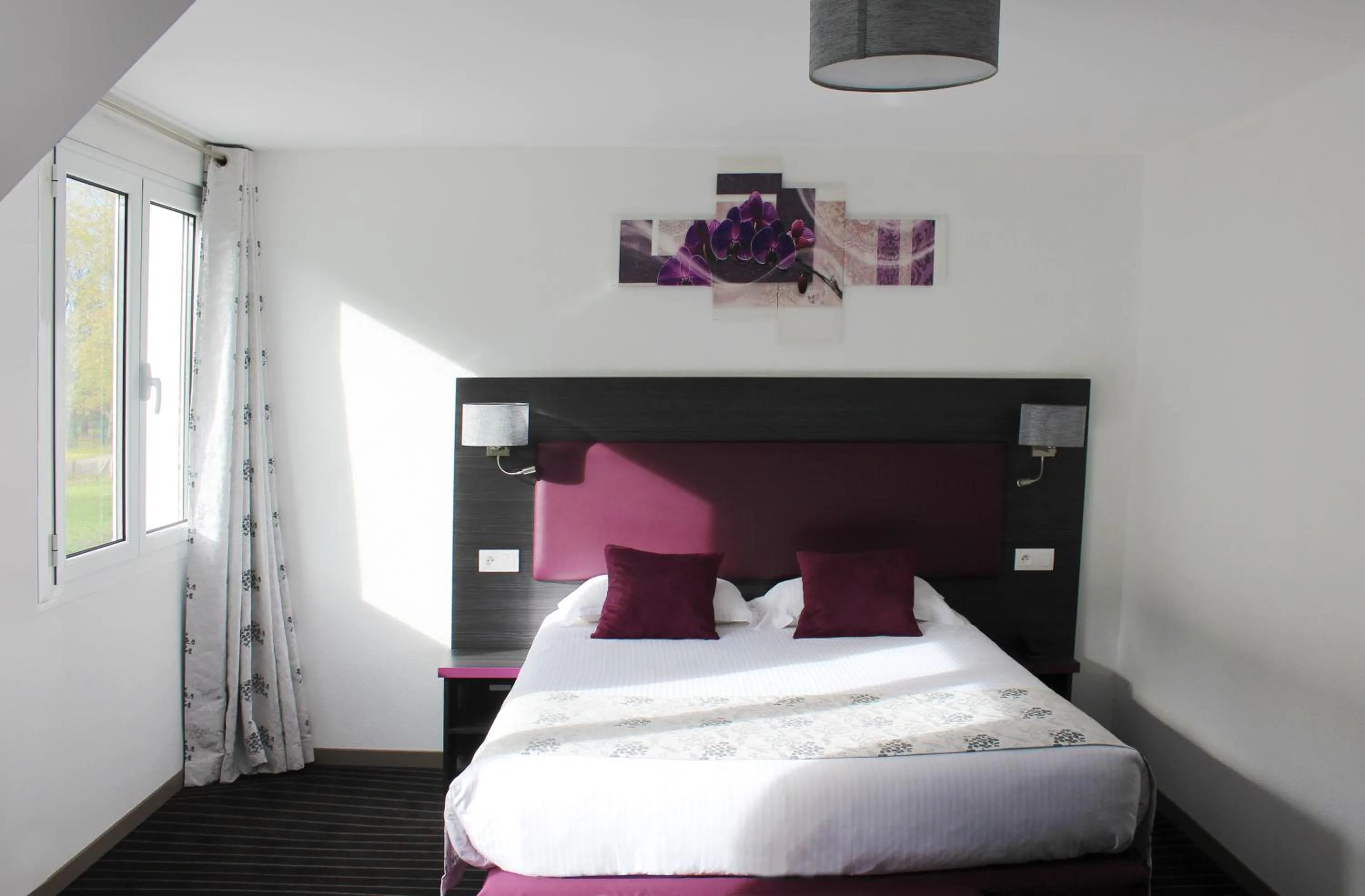 Bedroom, Bed in The Originals City Hôtel, Aéroport Beauvais