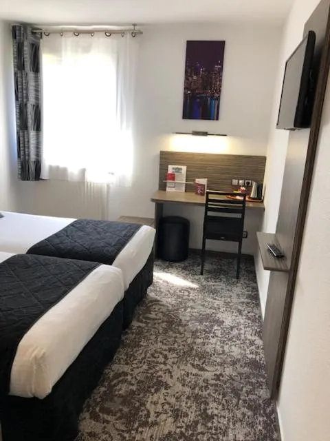 Photo of the whole room, Bed in The Originals City Hôtel, Aéroport Beauvais