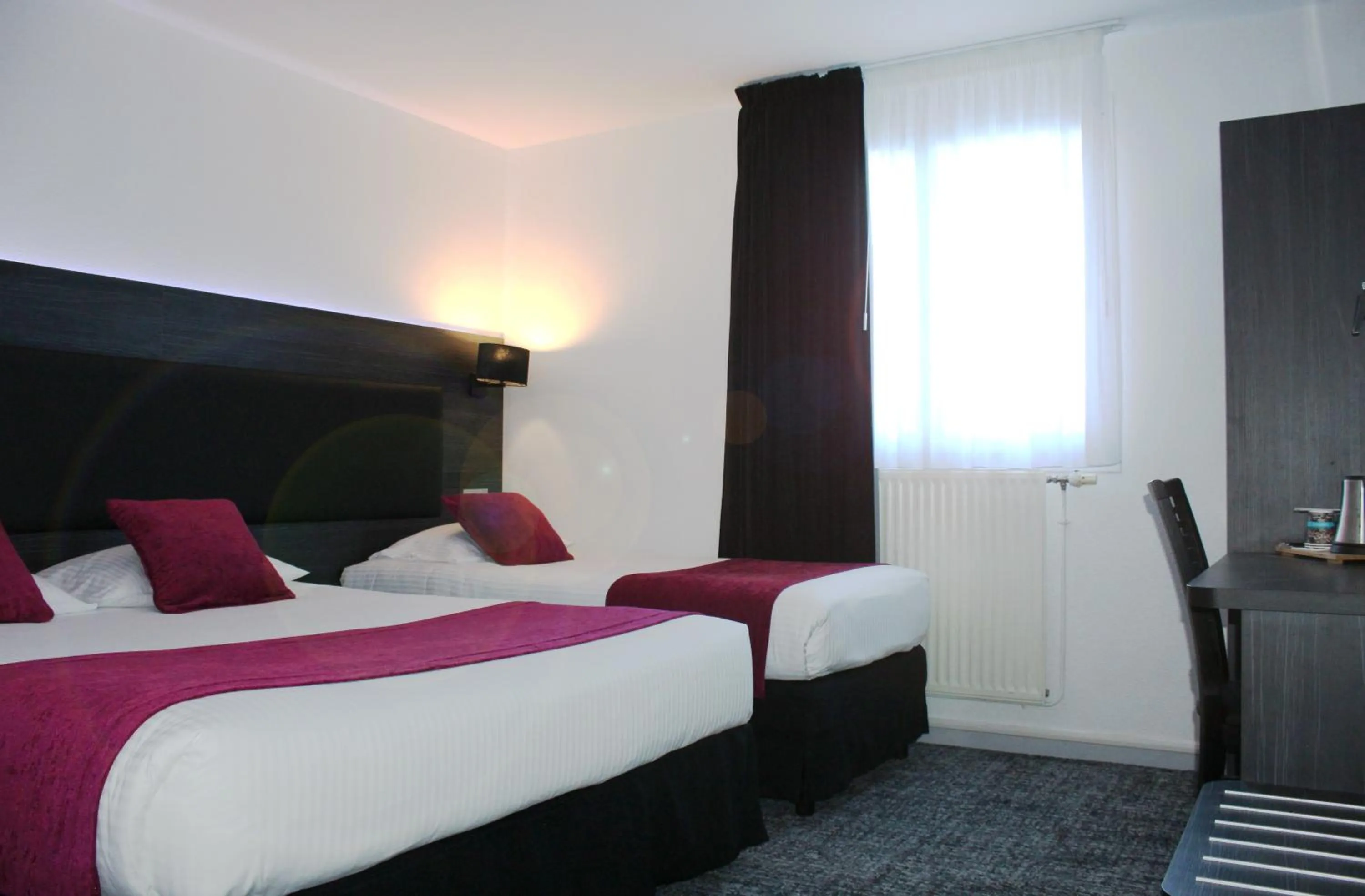 Photo of the whole room, Bed in The Originals City Hôtel, Aéroport Beauvais