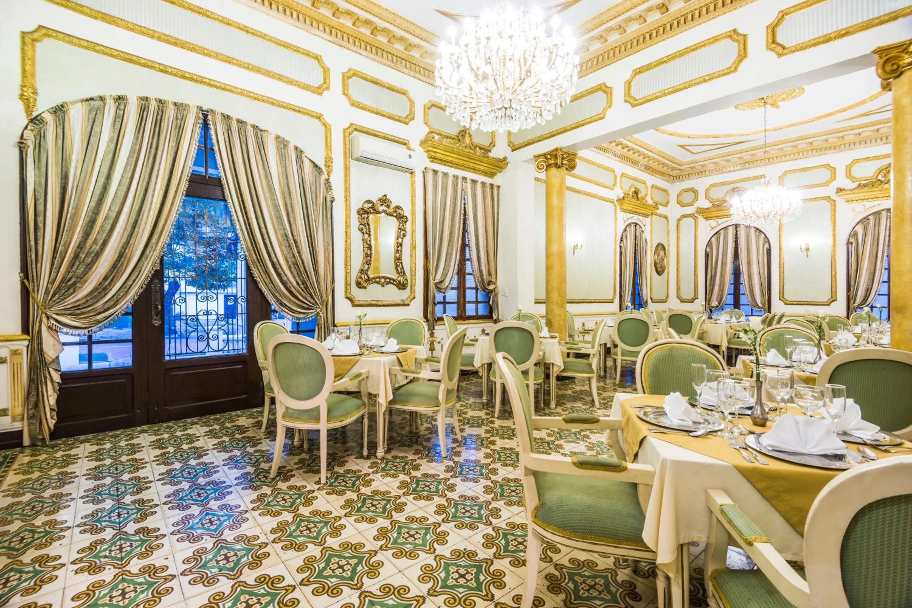 Restaurant/places to eat in Hotel Majestic