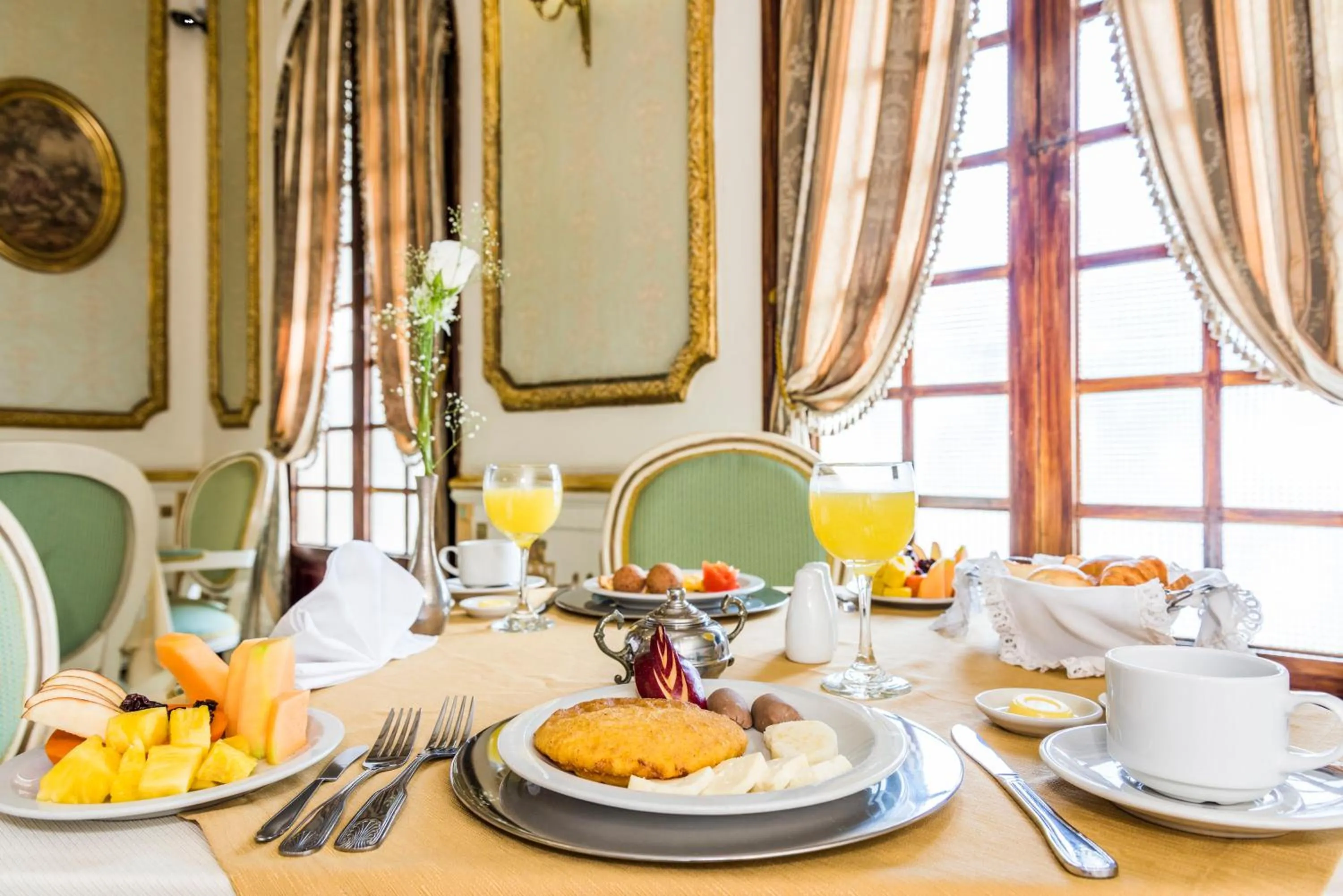 Restaurant/places to eat in Hotel Majestic