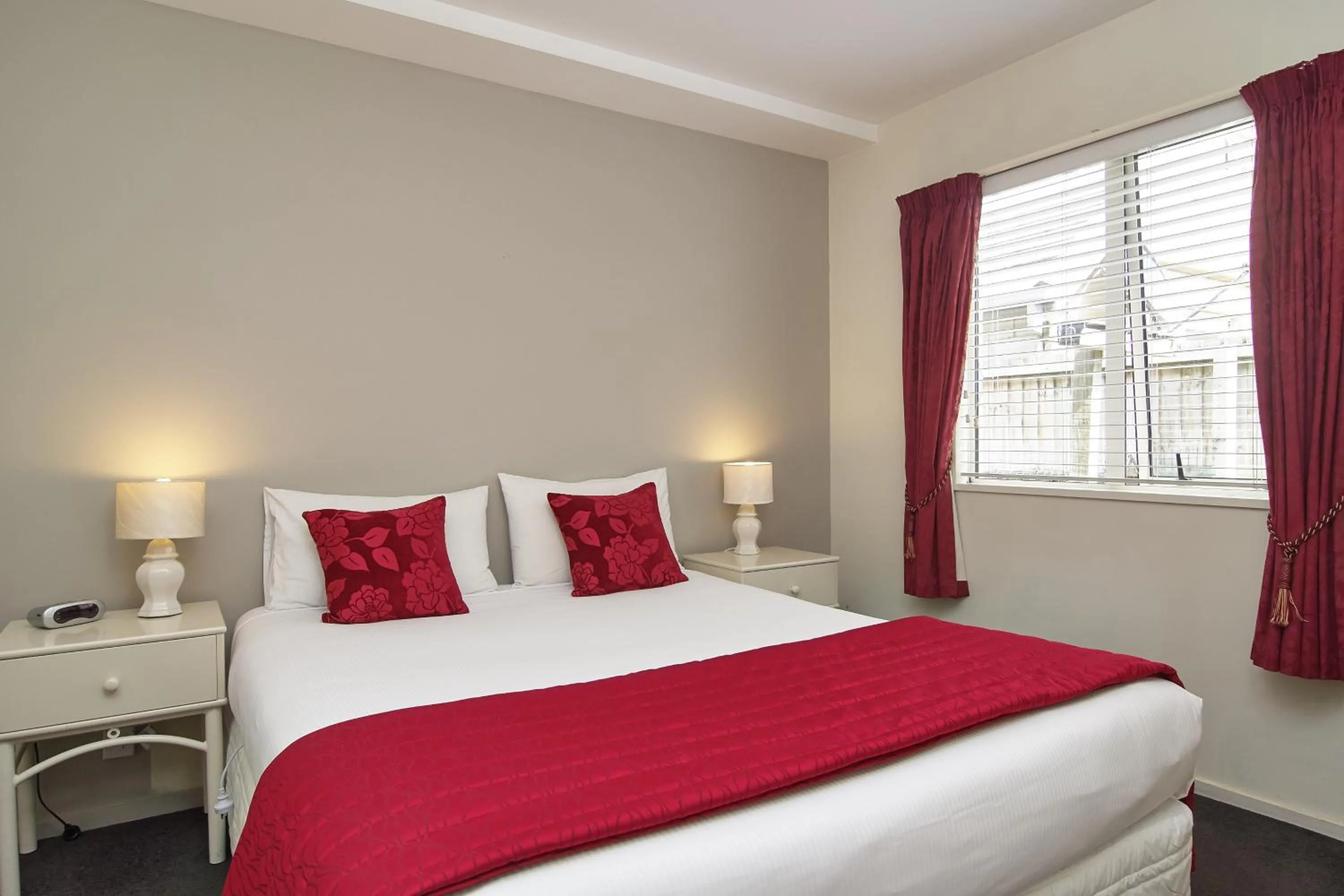 Bedroom, Bed in Apollo Motel