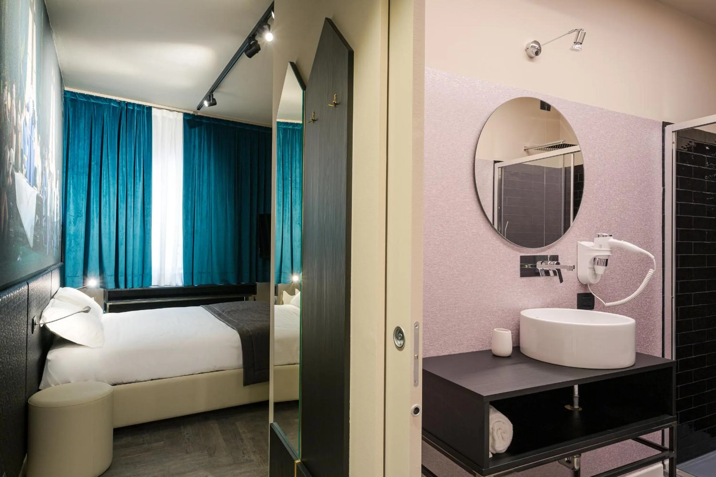 Shower, Bed in Italianflat - Theatrum Rooms and Suite