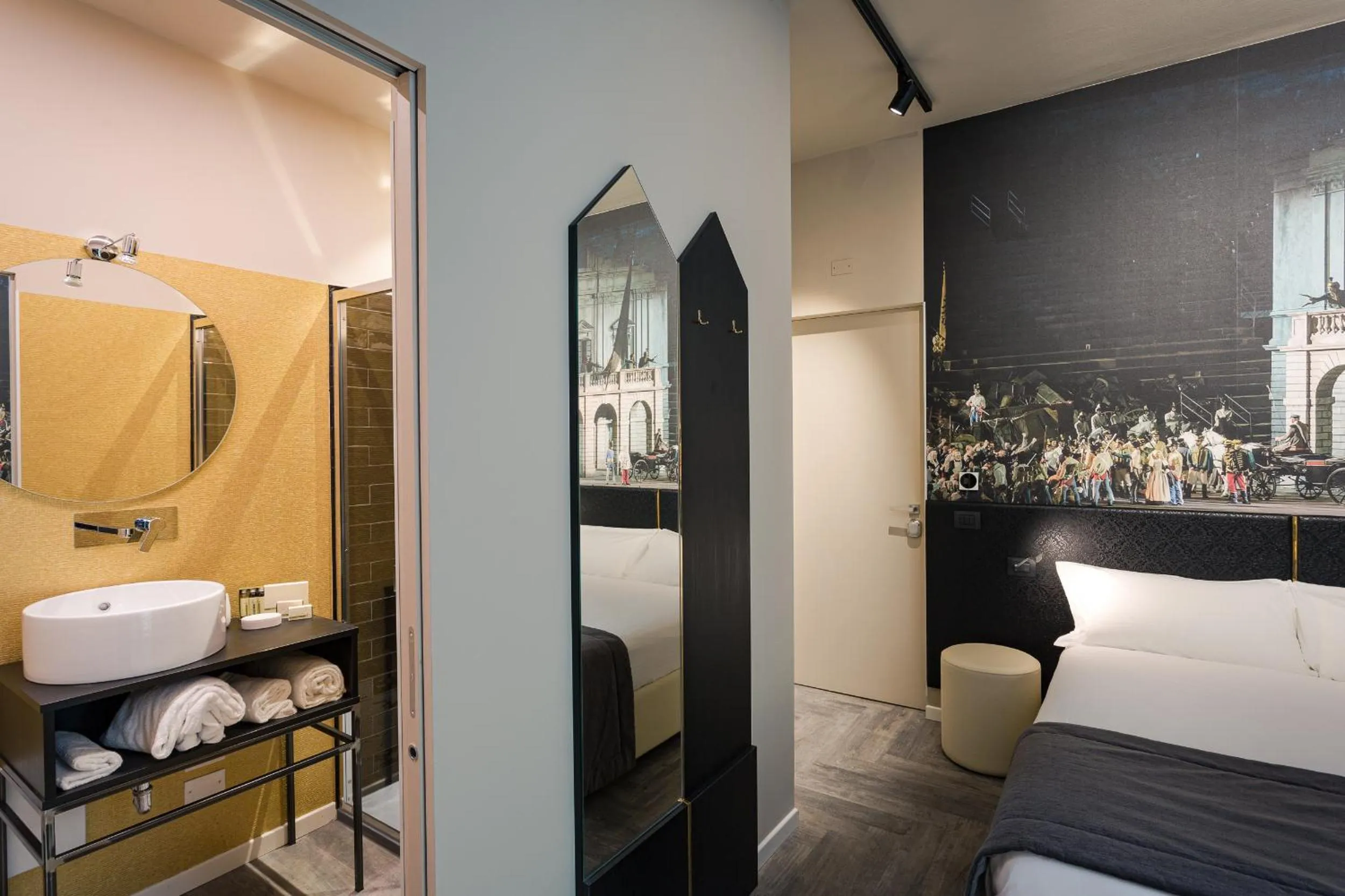 Shower, Bed in Italianflat - Theatrum Rooms and Suite