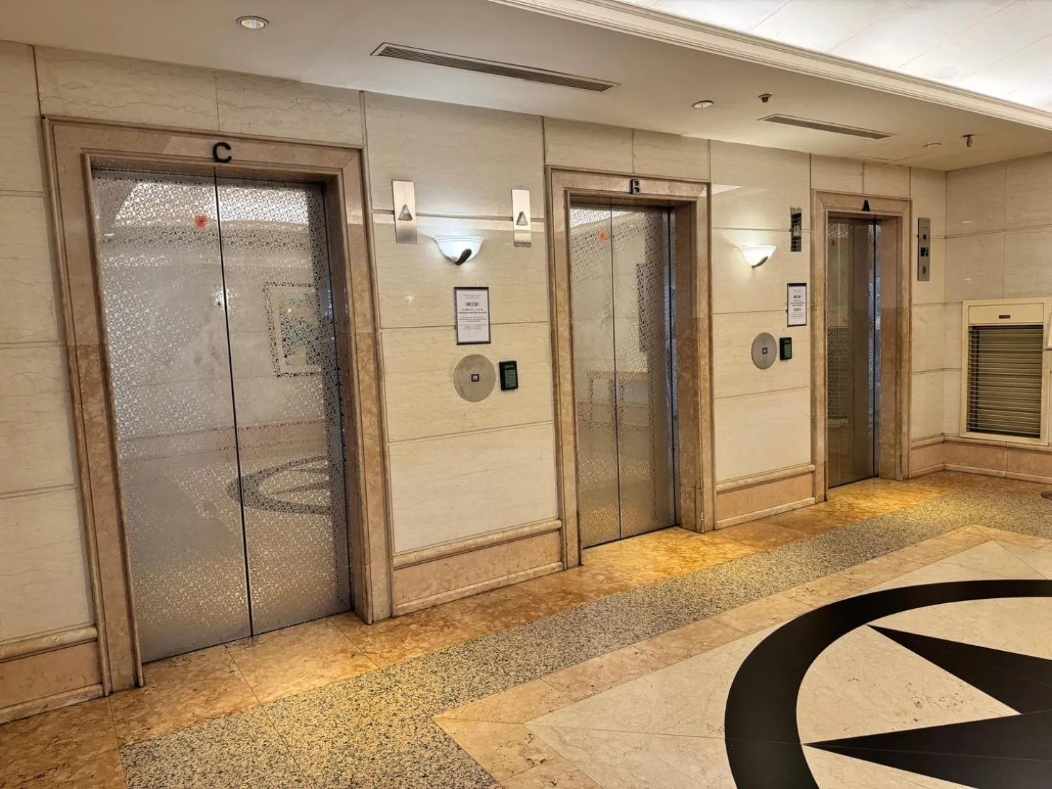 elevator in Park Lane Inn