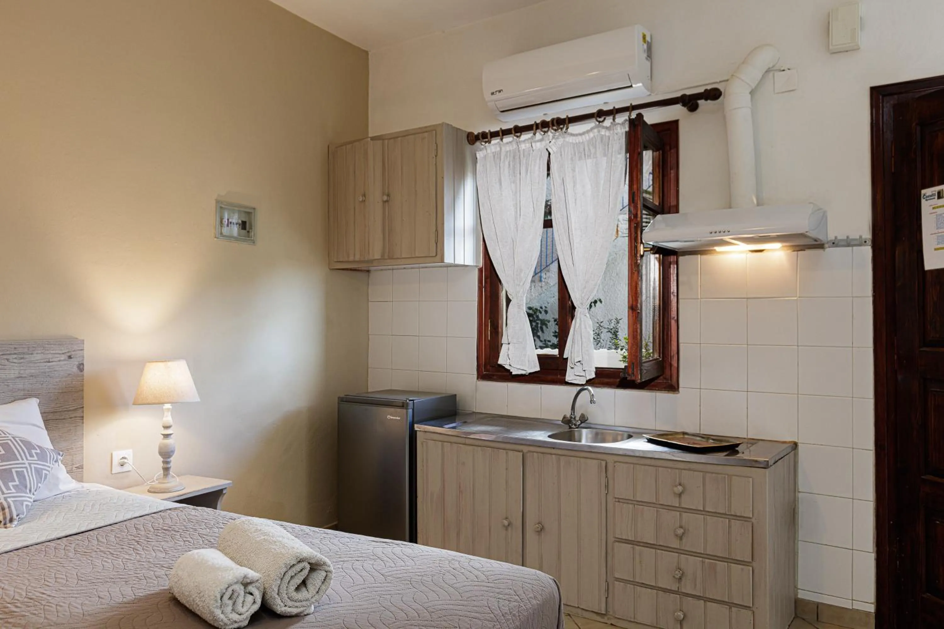 Kitchen or kitchenette, Bed in Kasteli Studios & Apartments