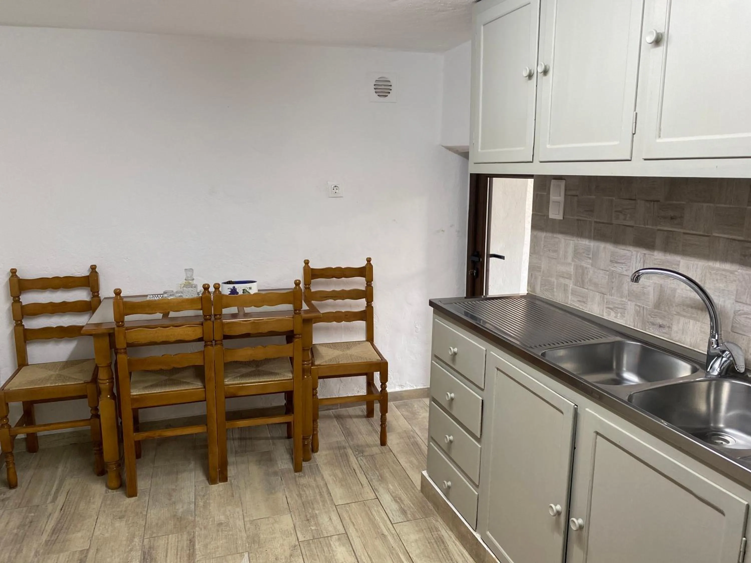 Kitchen or kitchenette in Kasteli Studios & Apartments