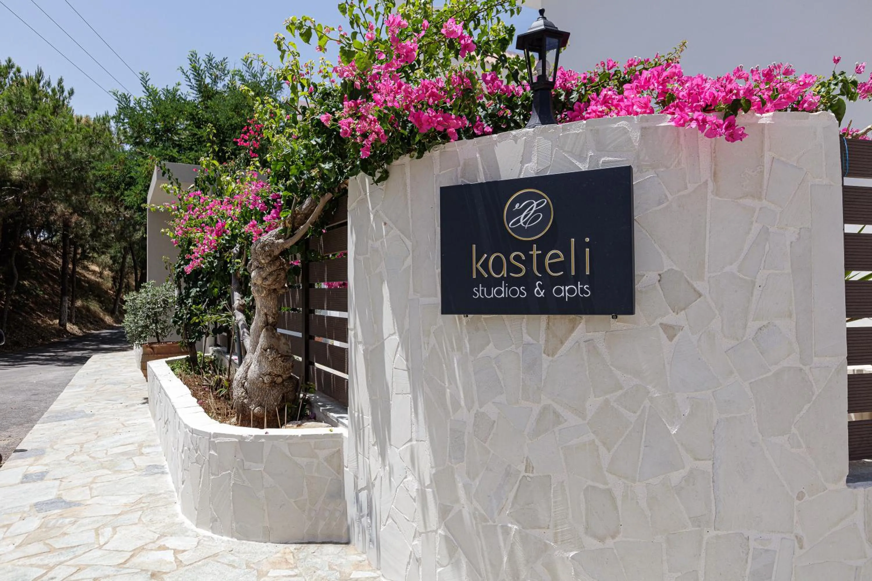 Facade/entrance in Kasteli Studios & Apartments