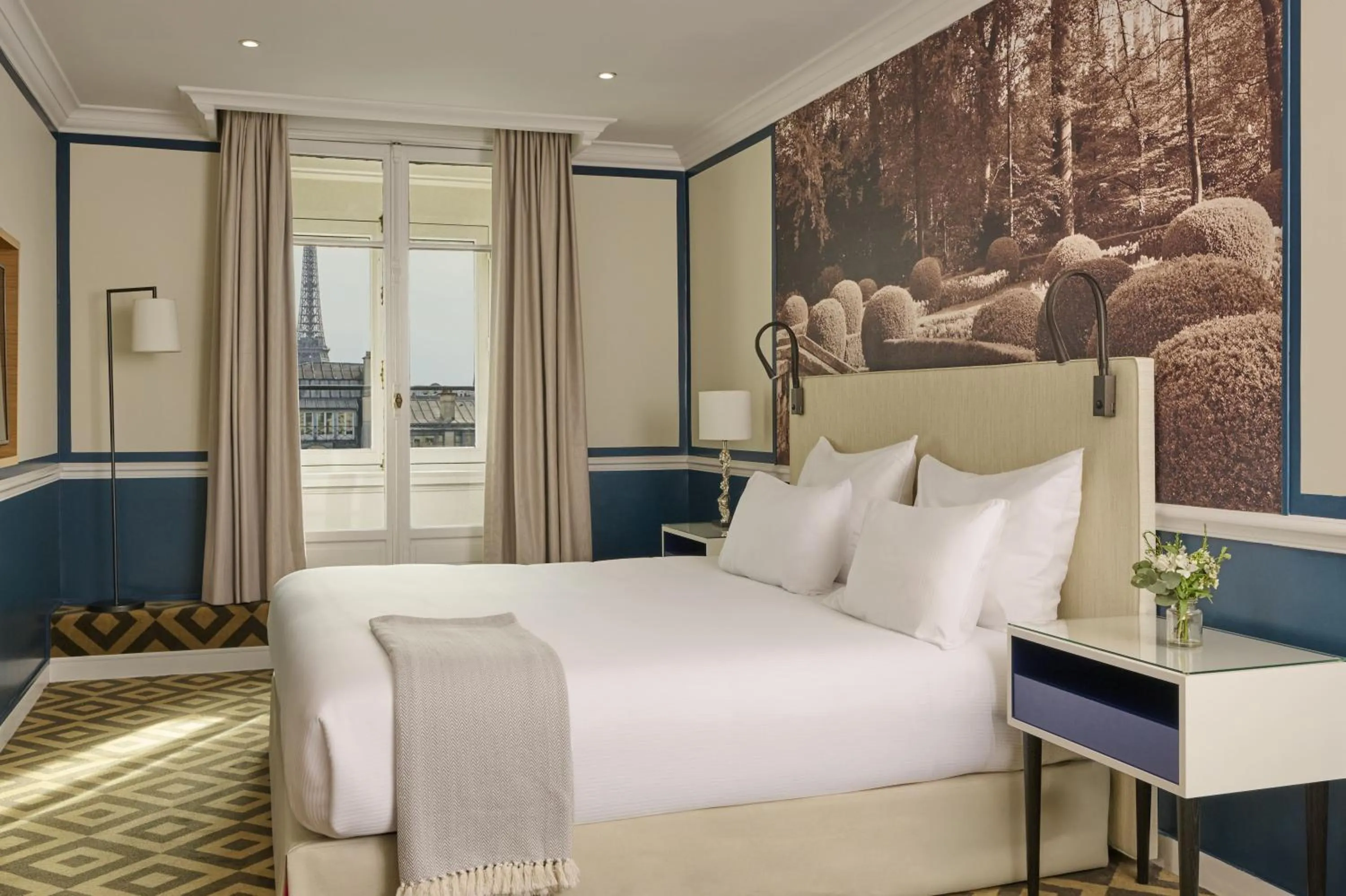 Bed in Fraser Suites Le Claridge Champs-Elysées