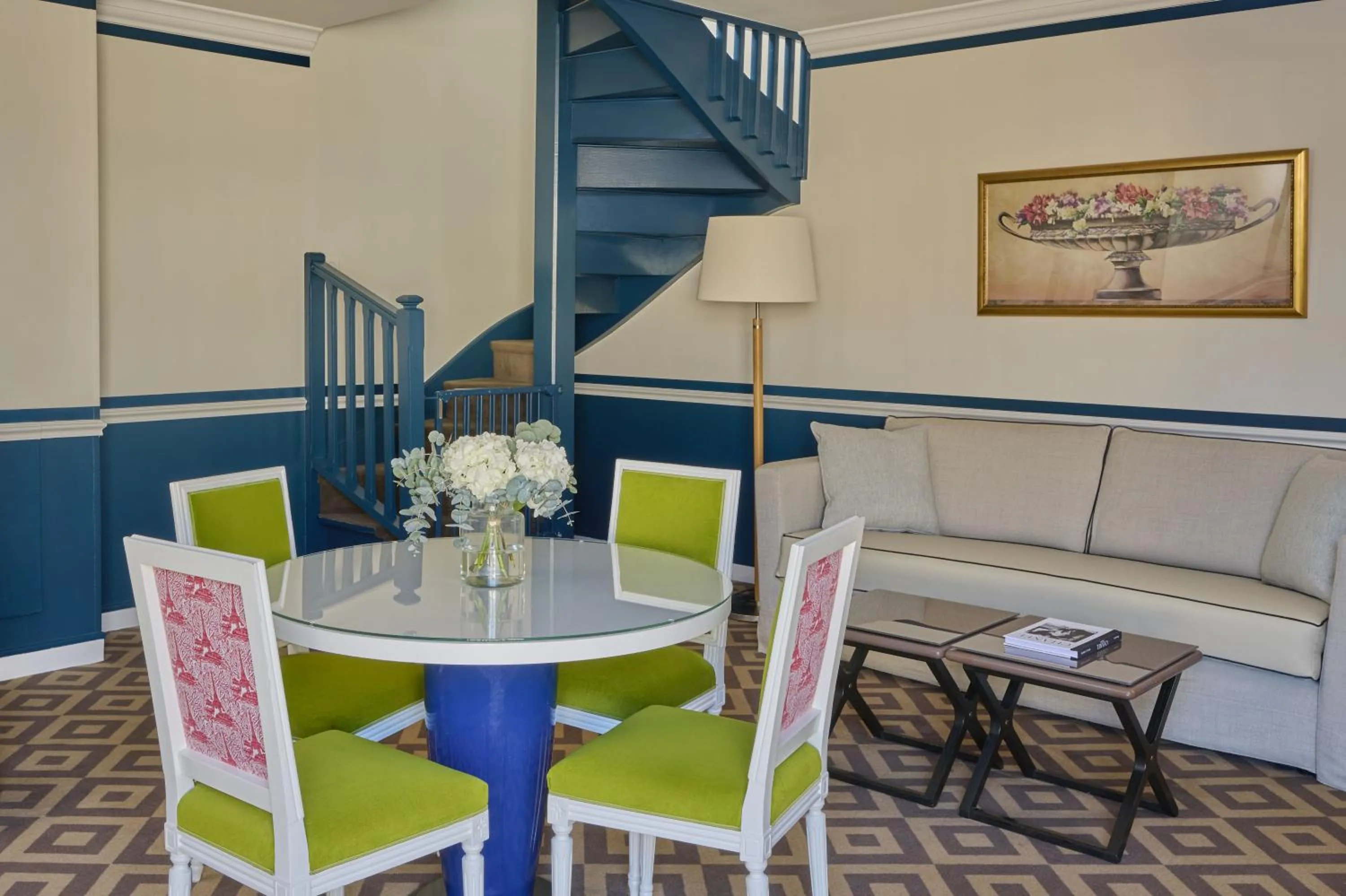 Living room in Fraser Suites Le Claridge Champs-Elysées