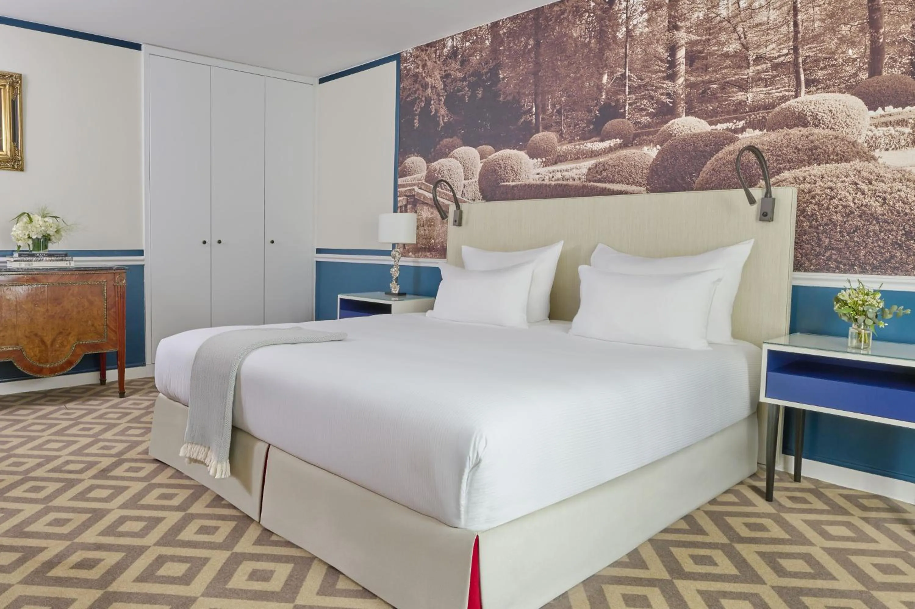 Bed in Fraser Suites Le Claridge Champs-Elysées