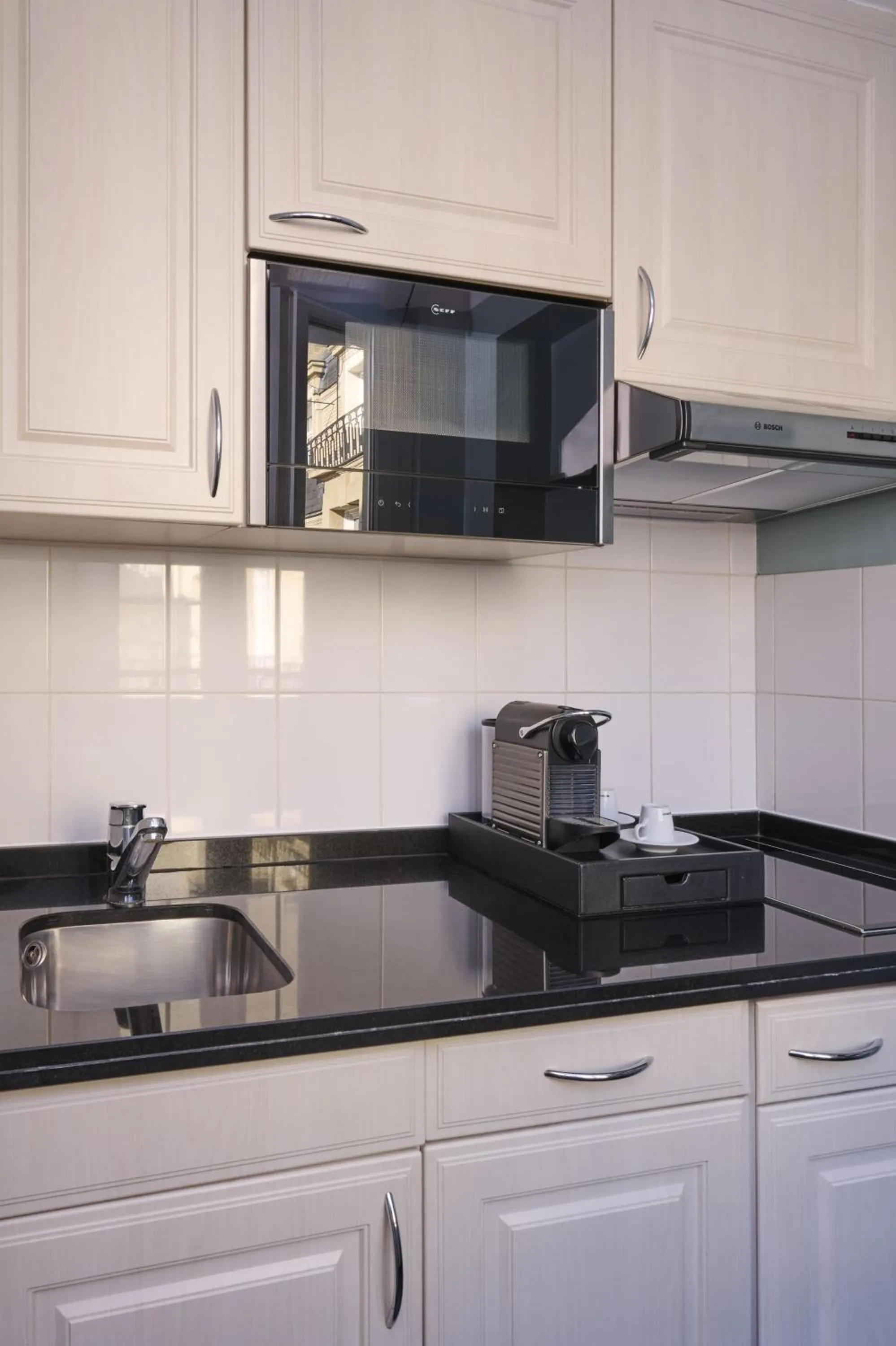 Kitchen or kitchenette in Fraser Suites Le Claridge Champs-Elysées