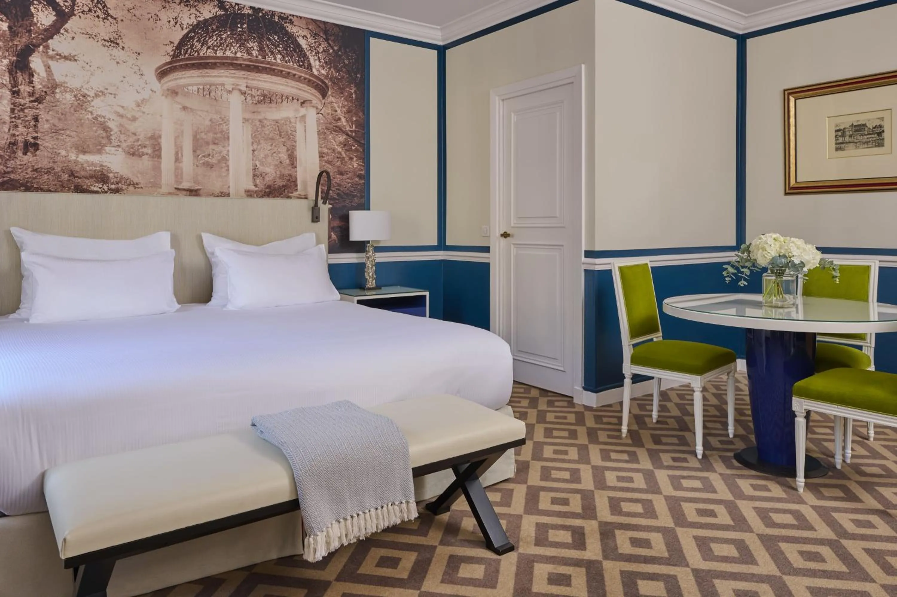 Bed in Fraser Suites Le Claridge Champs-Elysées