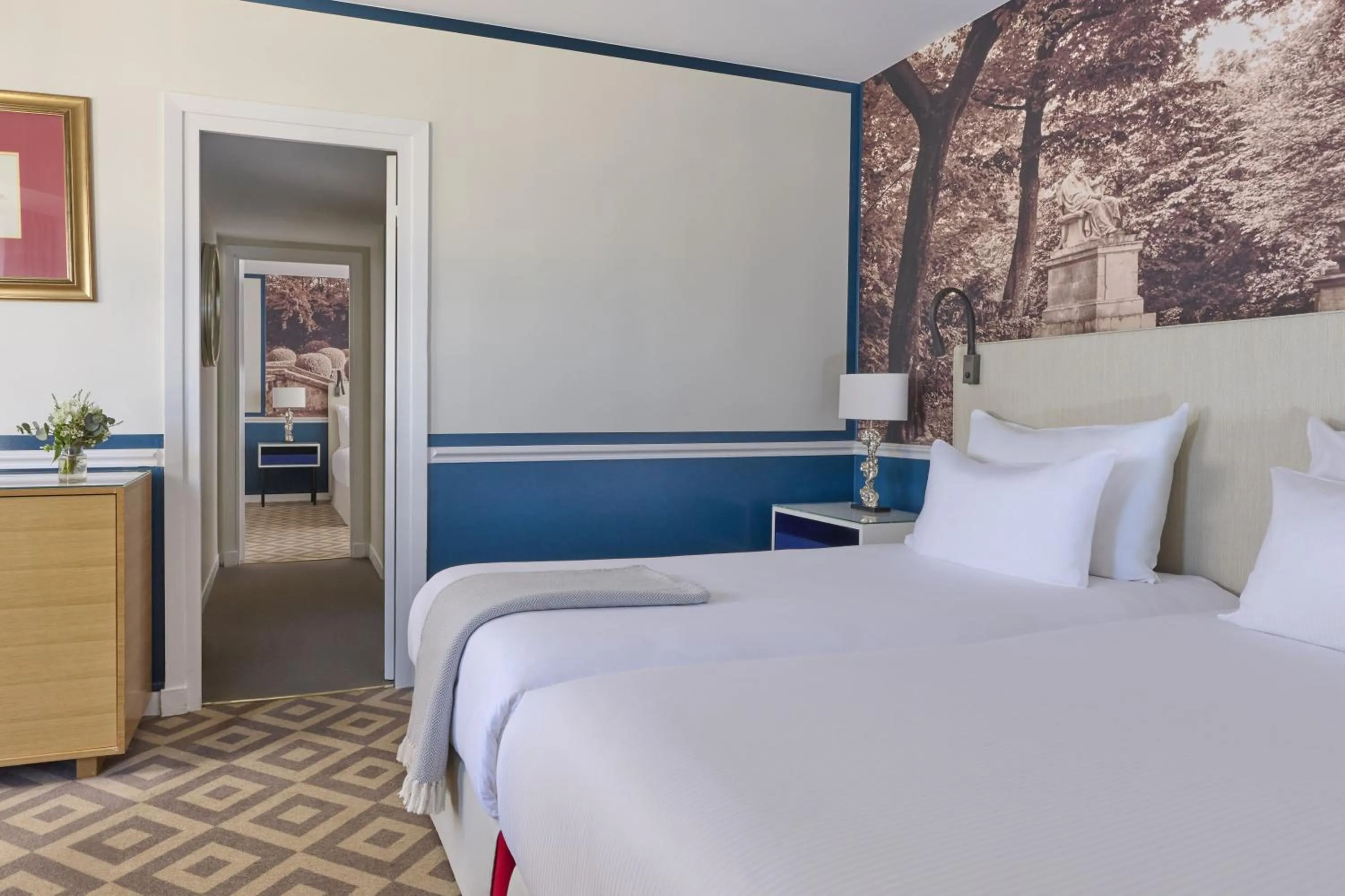 Bed in Fraser Suites Le Claridge Champs-Elysées