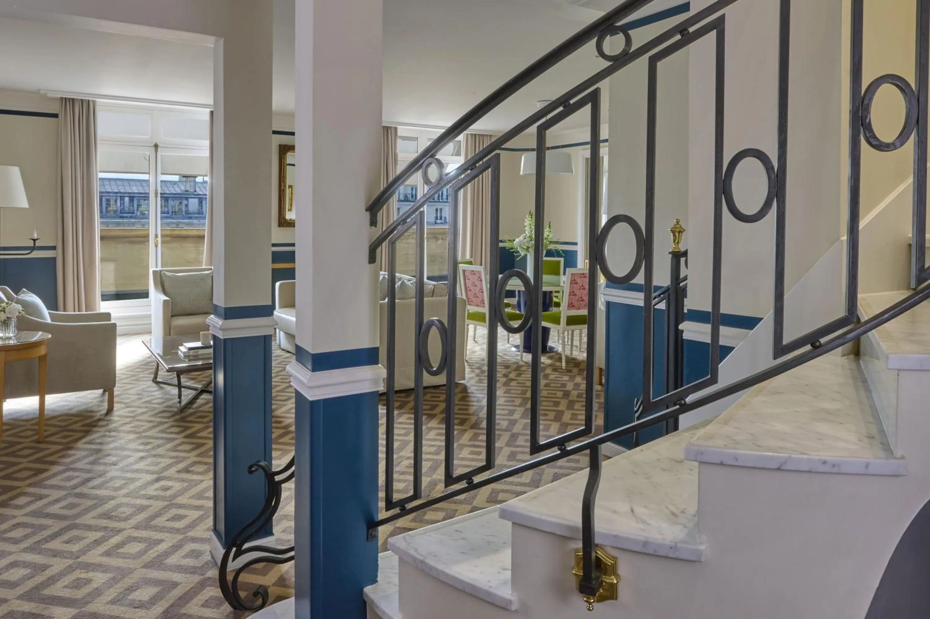 Living room in Fraser Suites Le Claridge Champs-Elysées