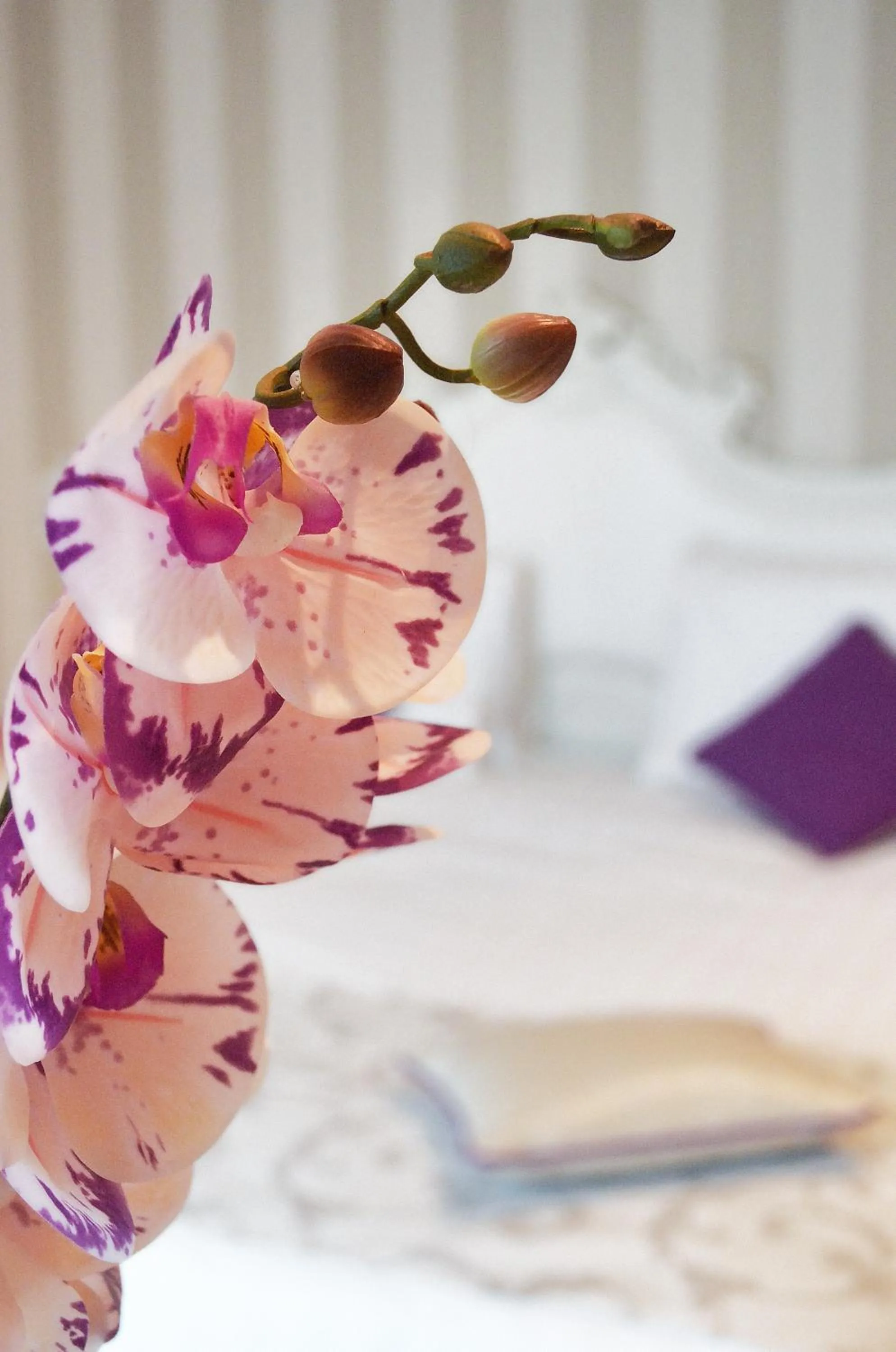 Decorative detail, Bed in Rooms Milano Duomo