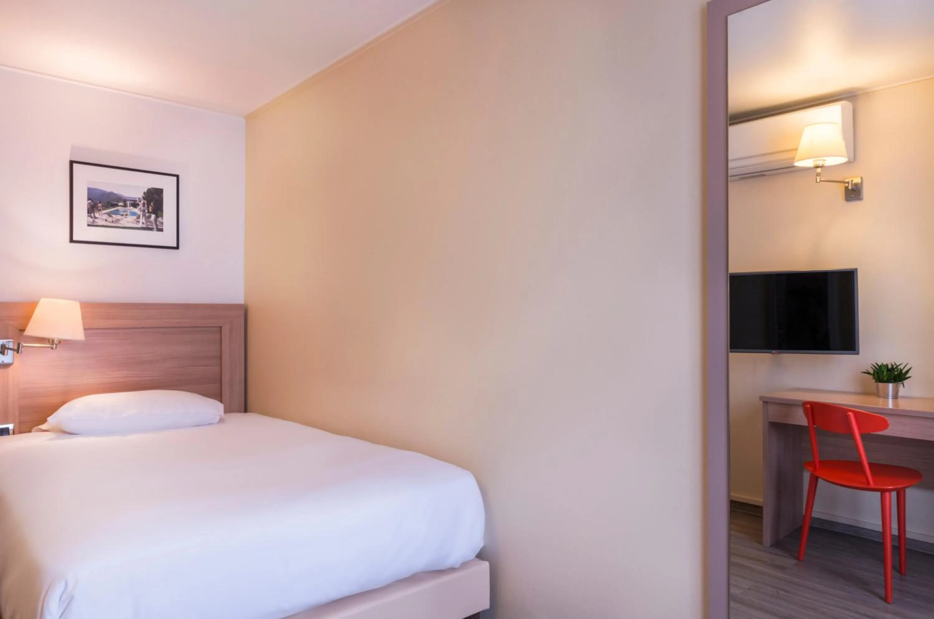 Bed in Hotel Boris V. by Happyculture