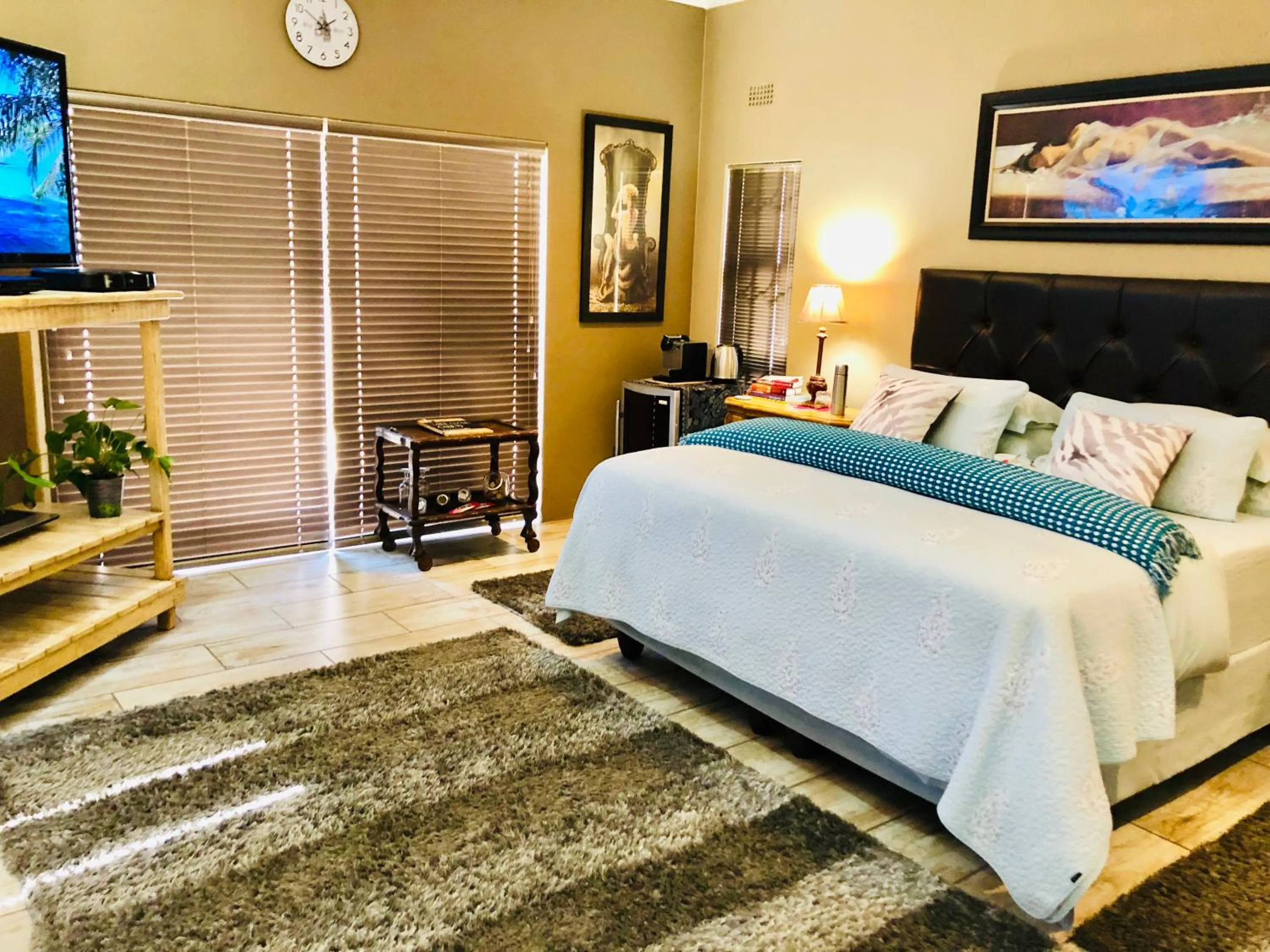 Photo of the whole room, Bed in Rooibos Retreat