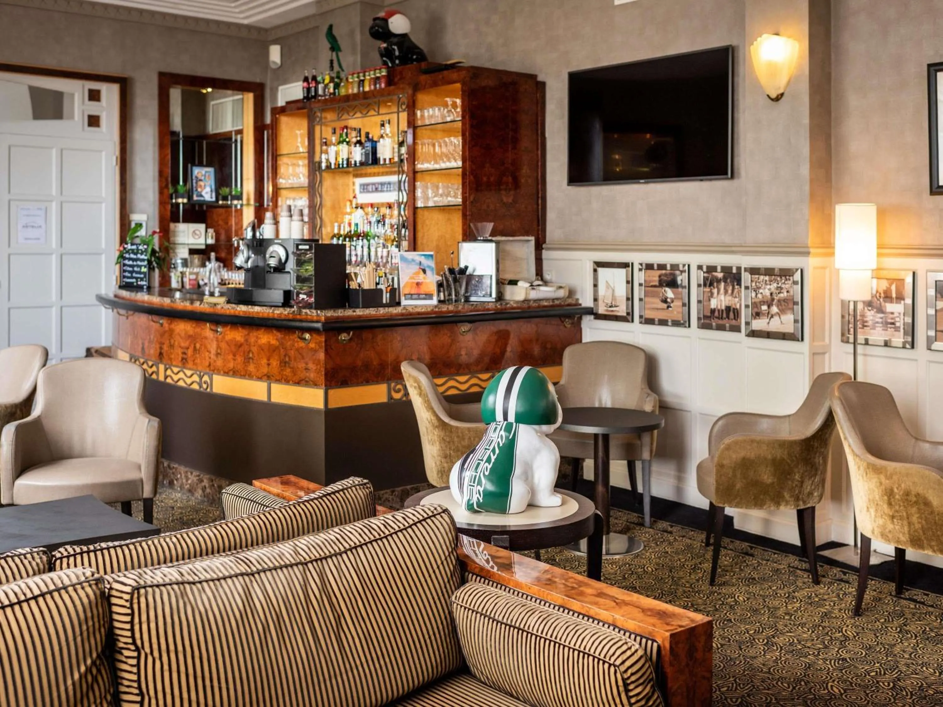 Lounge or bar in Hotel Mercure La Baule Majestic