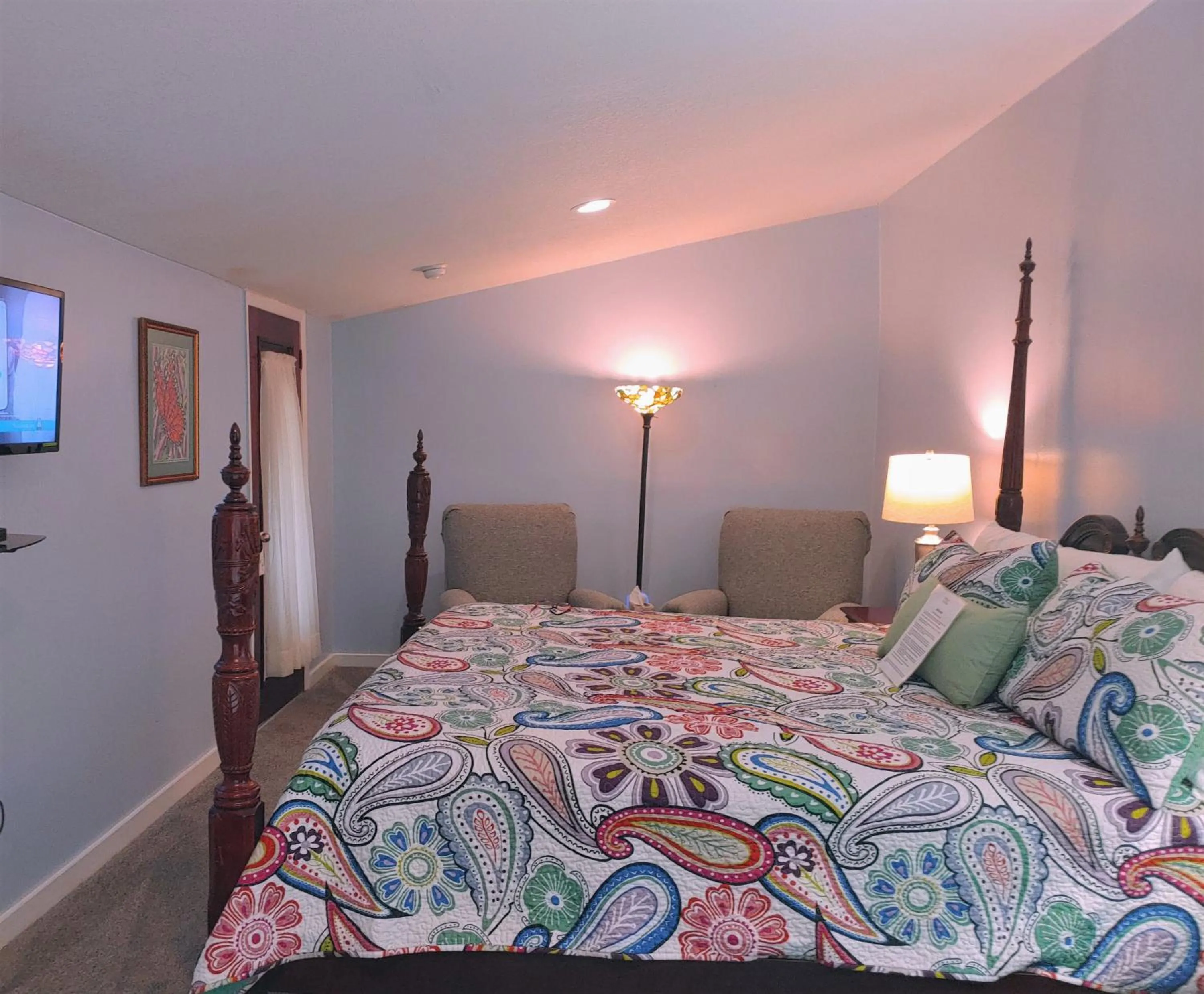 Photo of the whole room, Bed in McKinley Edwards Inn