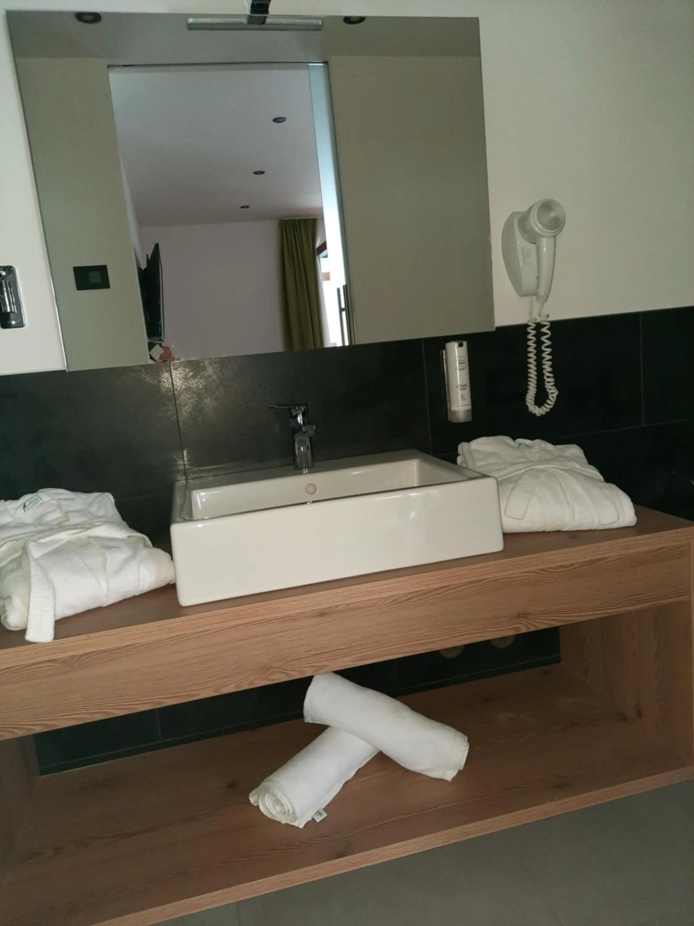 Shower, Bed in Hotel Gran Pre