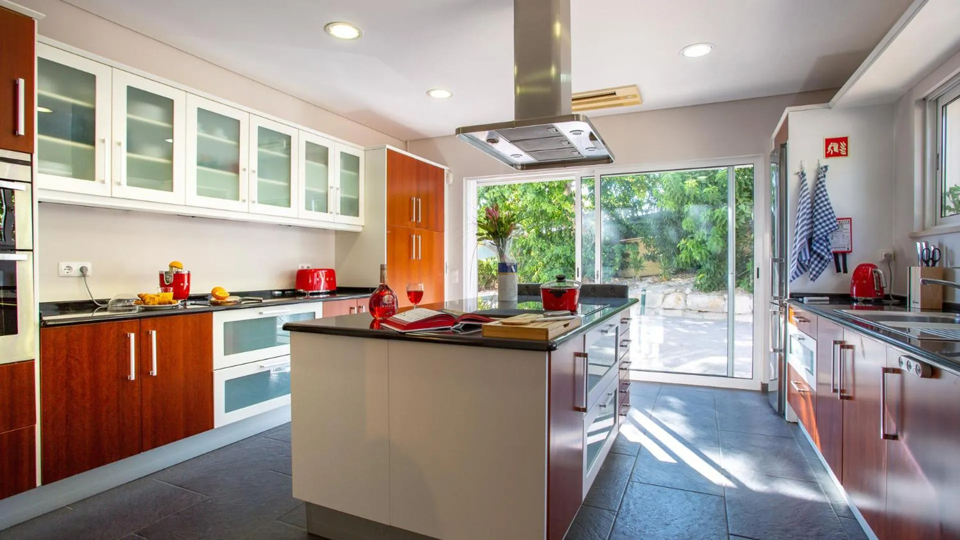 Kitchen or kitchenette in Villa Mebahel - Boliqueime