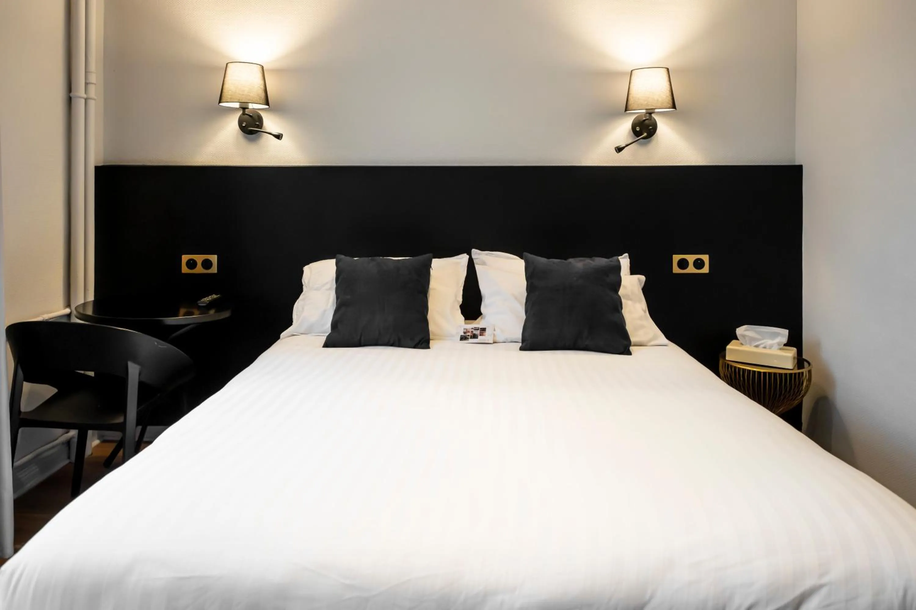 Bedroom, Bed in Hôtel du Parc Thionville Centre