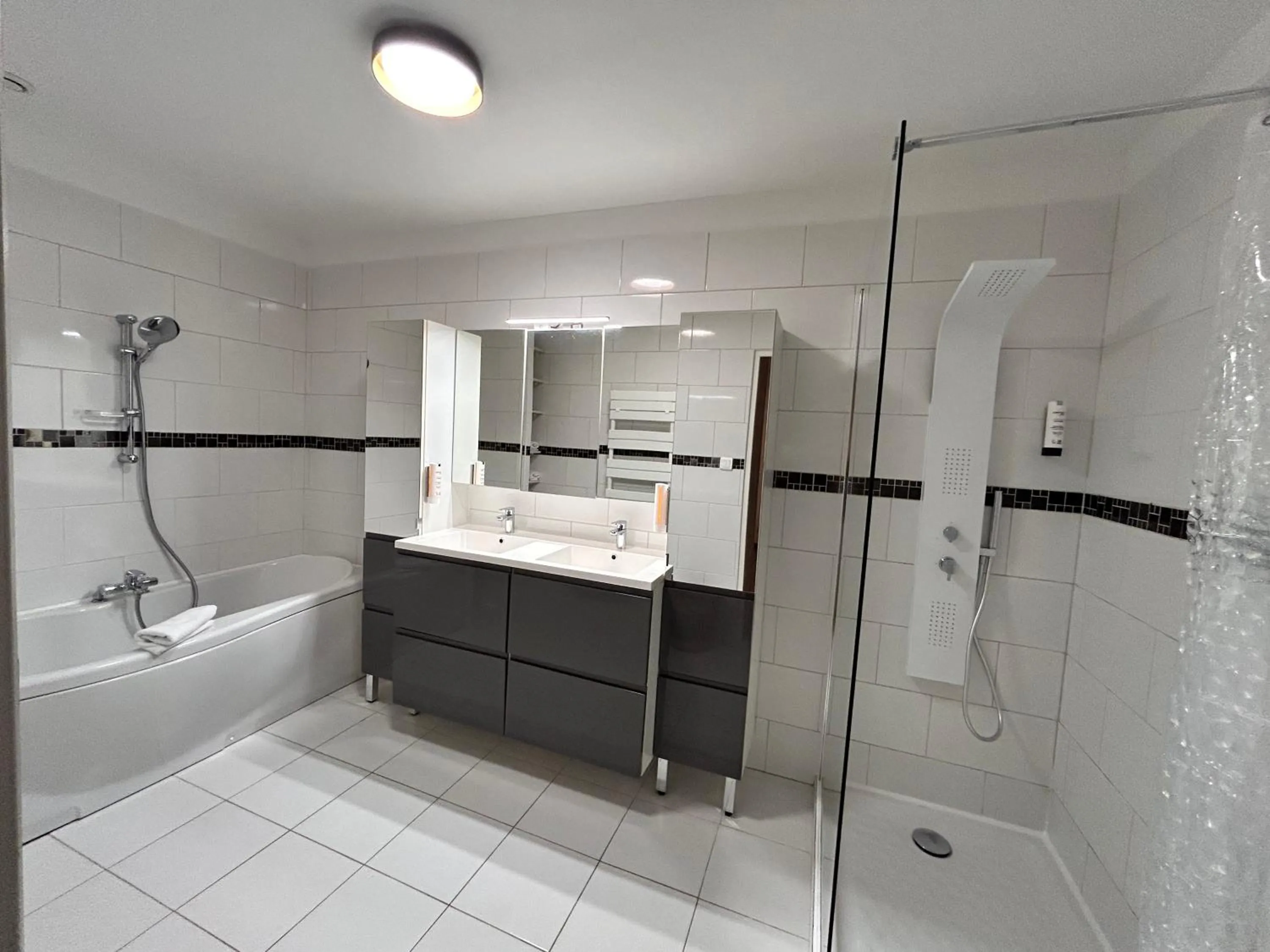 Bathroom in Hôtel du Parc Thionville Centre