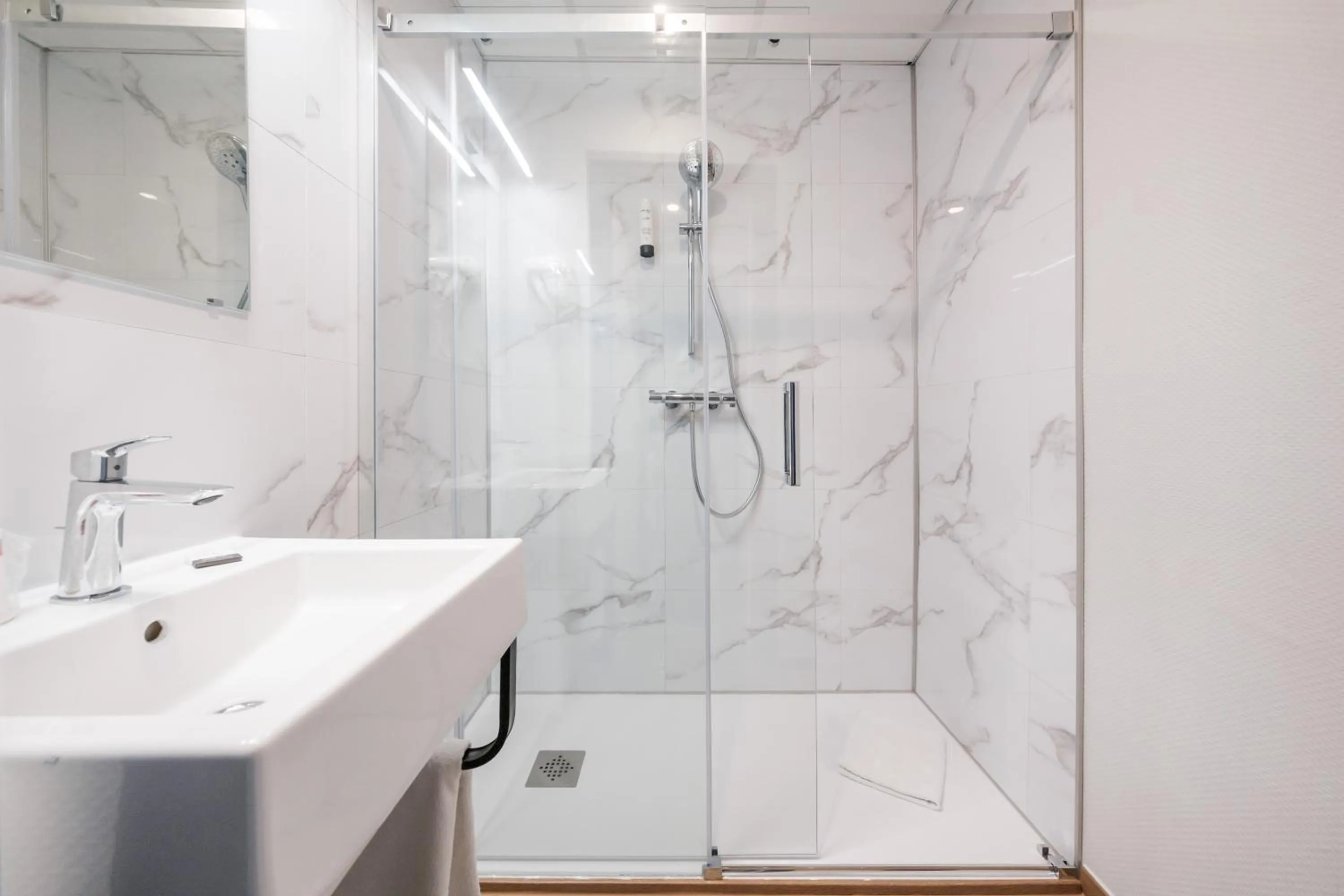 Shower in Hôtel du Parc Thionville Centre