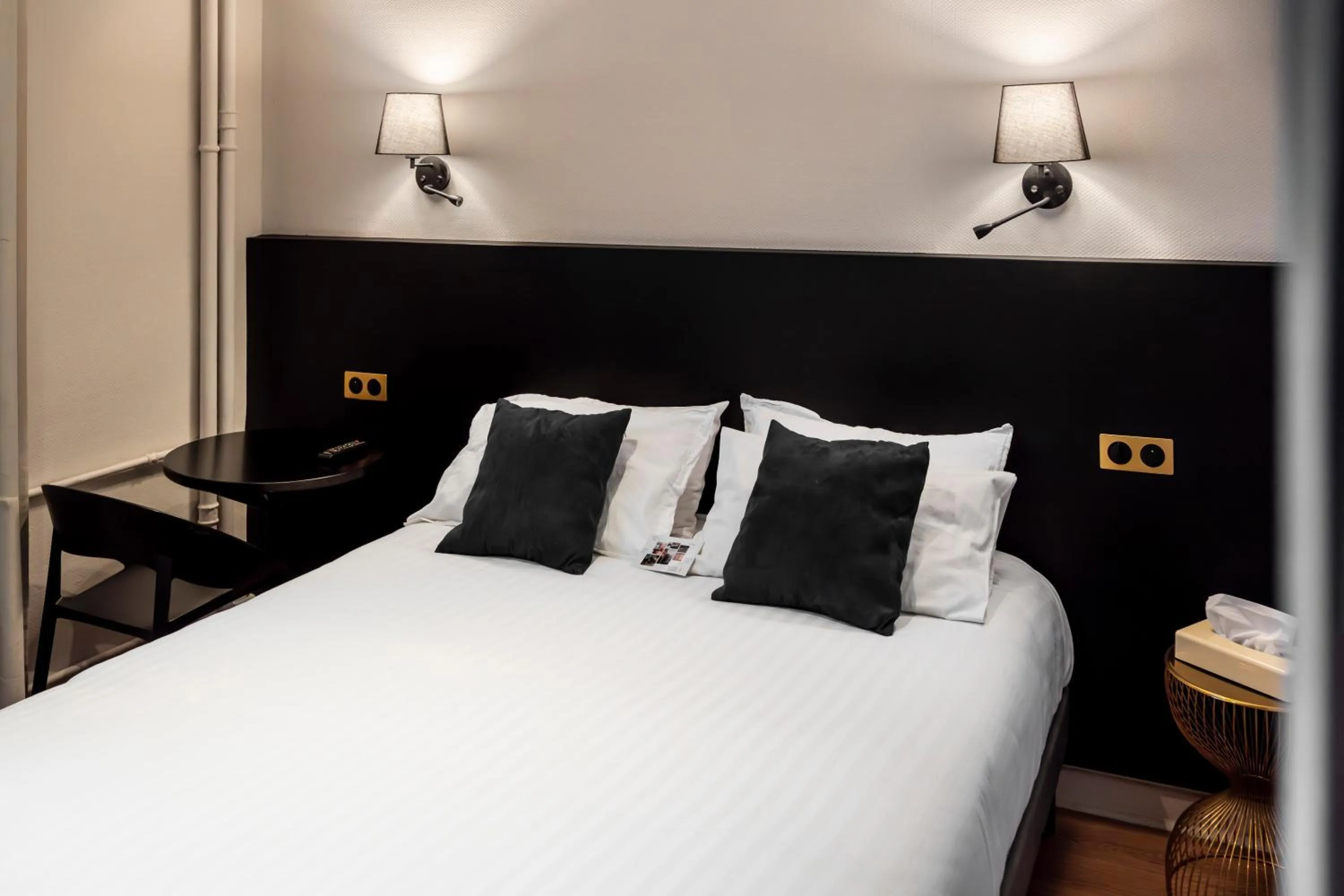 Bedroom, Bed in Hôtel du Parc Thionville Centre