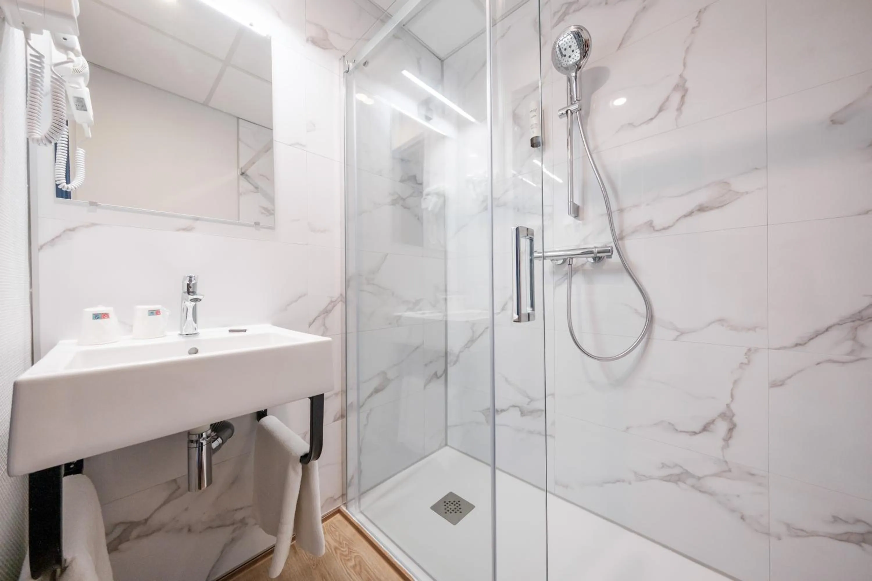 Shower in Hôtel du Parc Thionville Centre