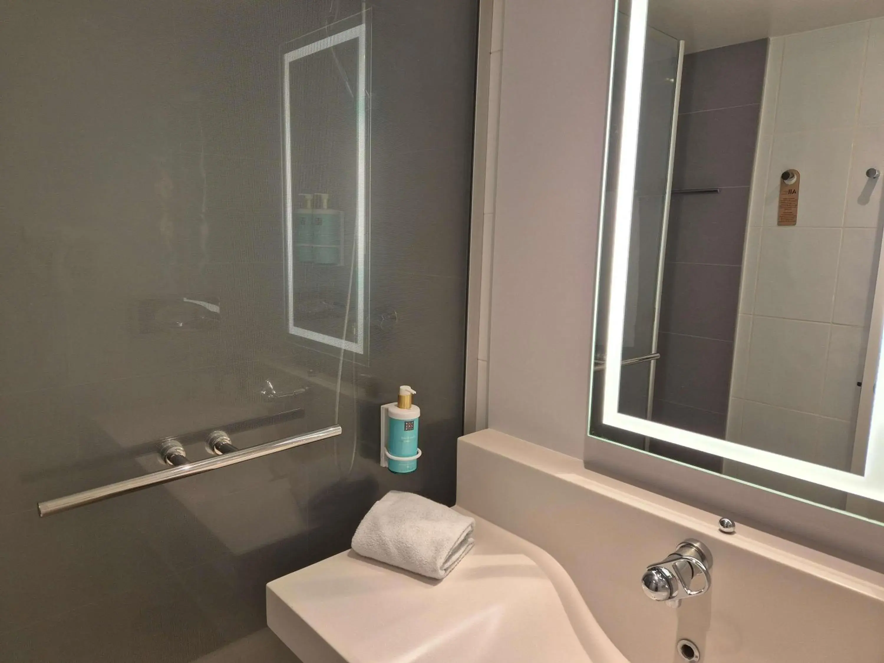 Classic Double Room with King Size Bed in Novotel Bordeaux Centre Ville Classic Double Room with King Size Bed in Novotel Bordeaux Centre Ville