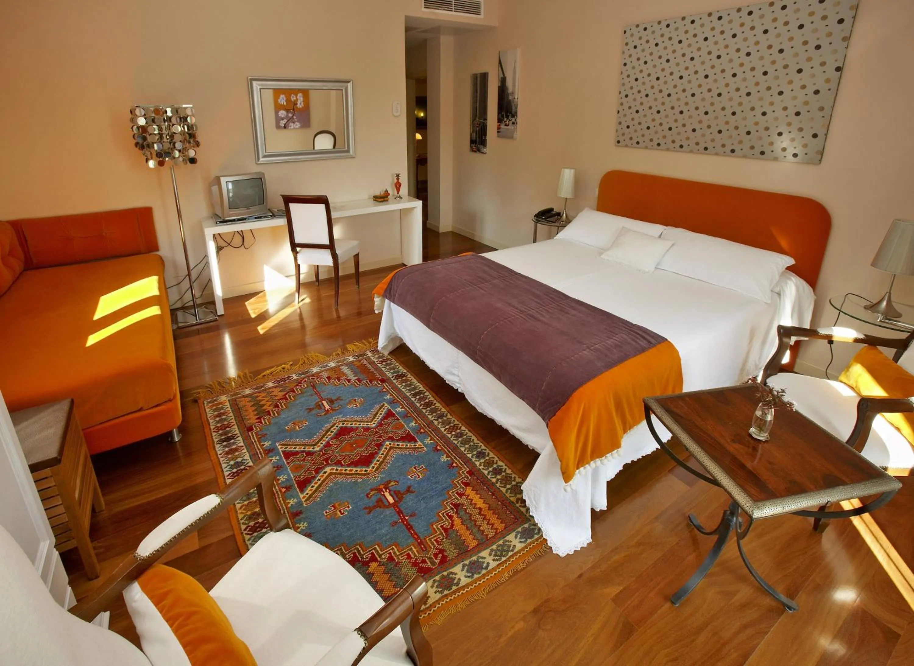 Photo of the whole room, Bed in Hotel Santa Coloma del Camino