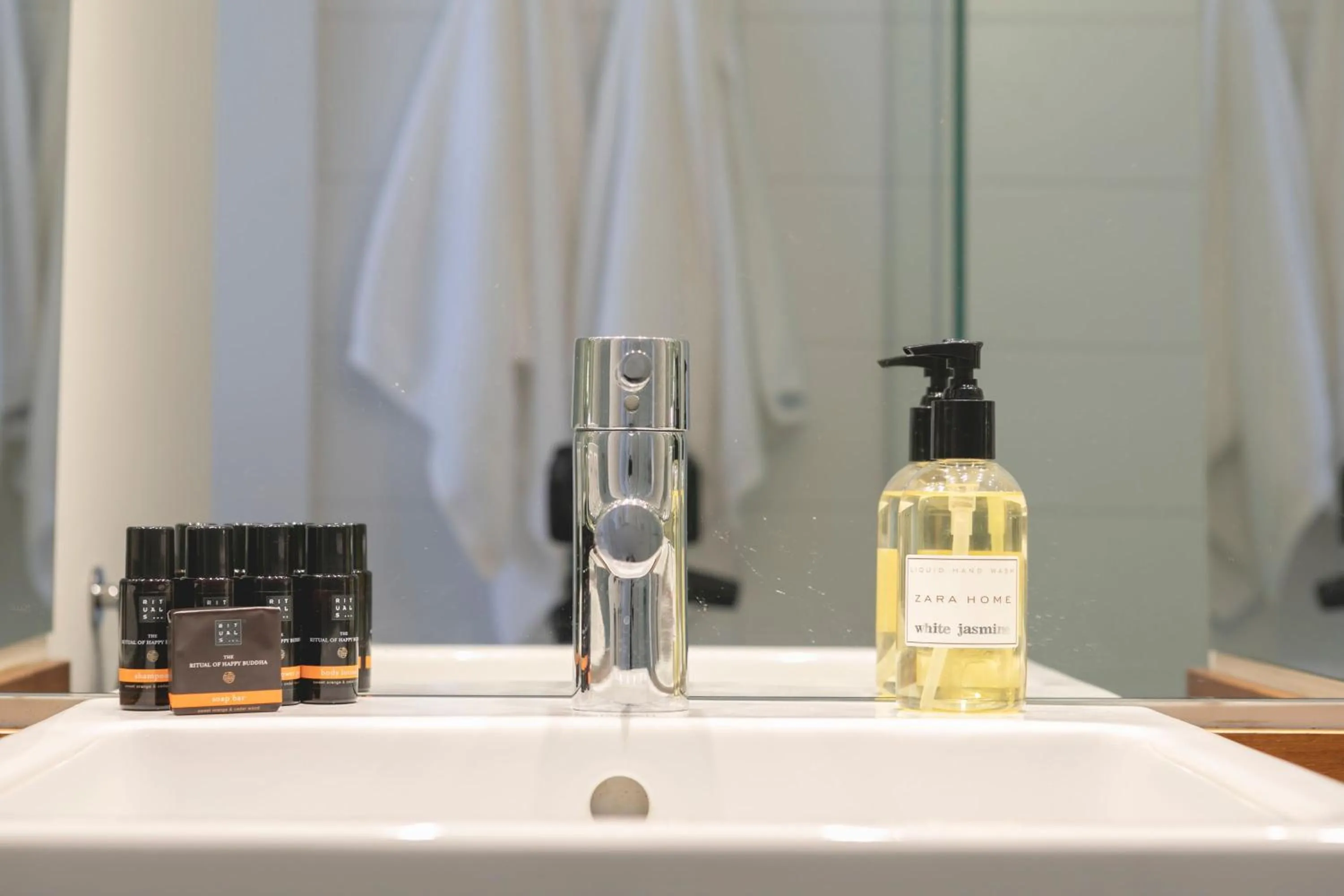 Bathroom in Bravissimo Portal Nou, with private garage